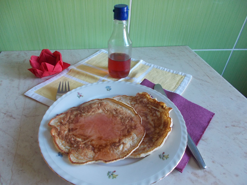 Desert clatite cu mere si sirop de trandafiri