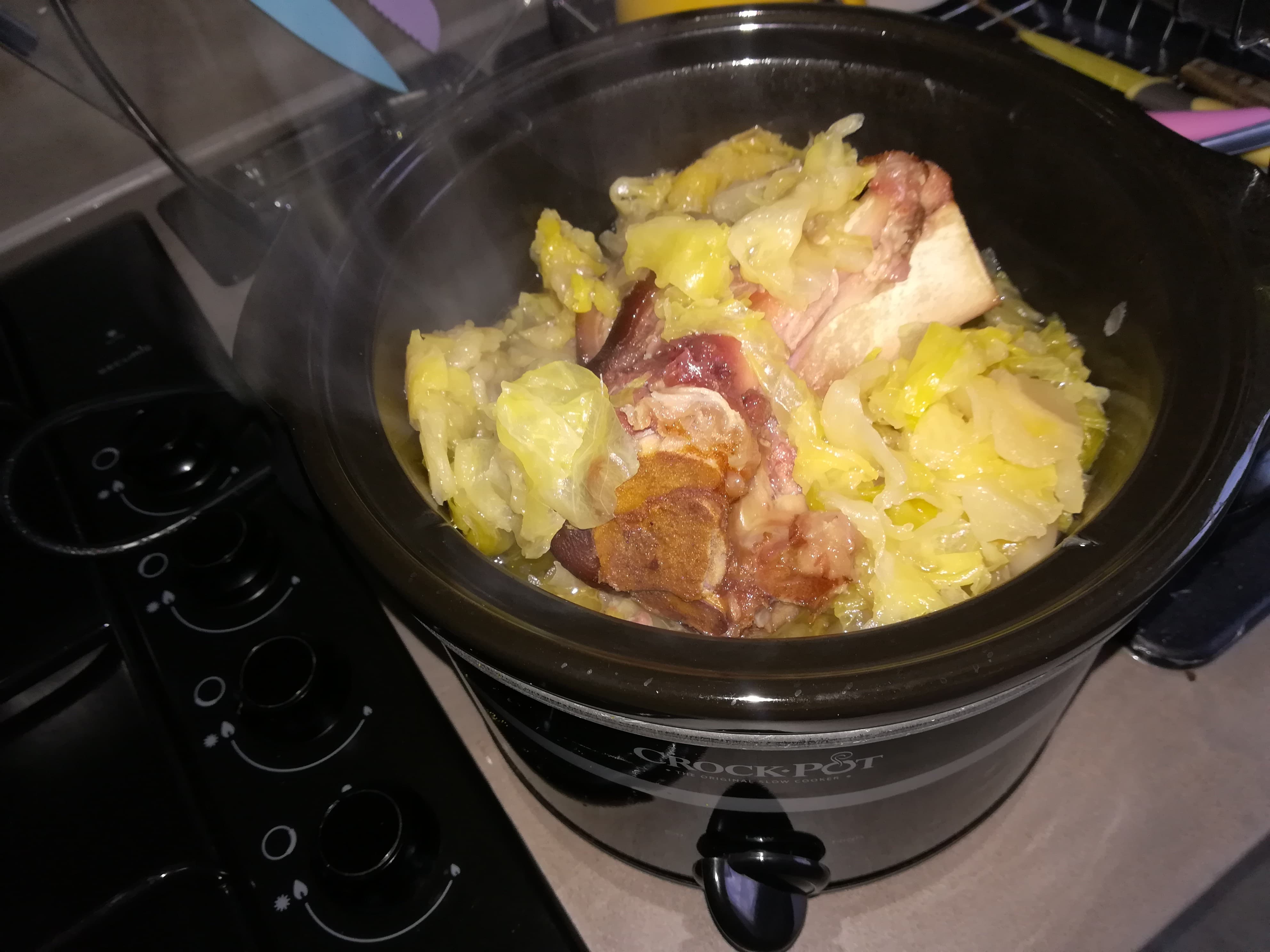 Varza cu ciolan afumat la slow cooker Crock-Pot