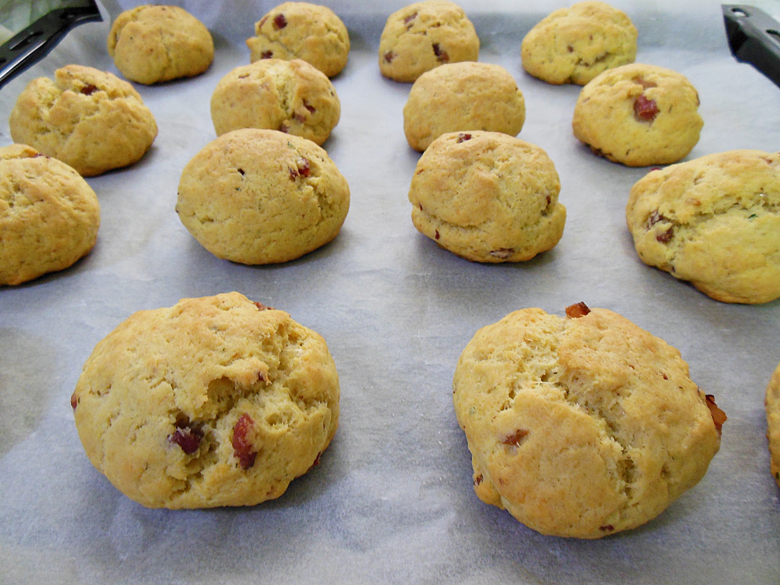 Aperitiv scones cu bacon si cascaval