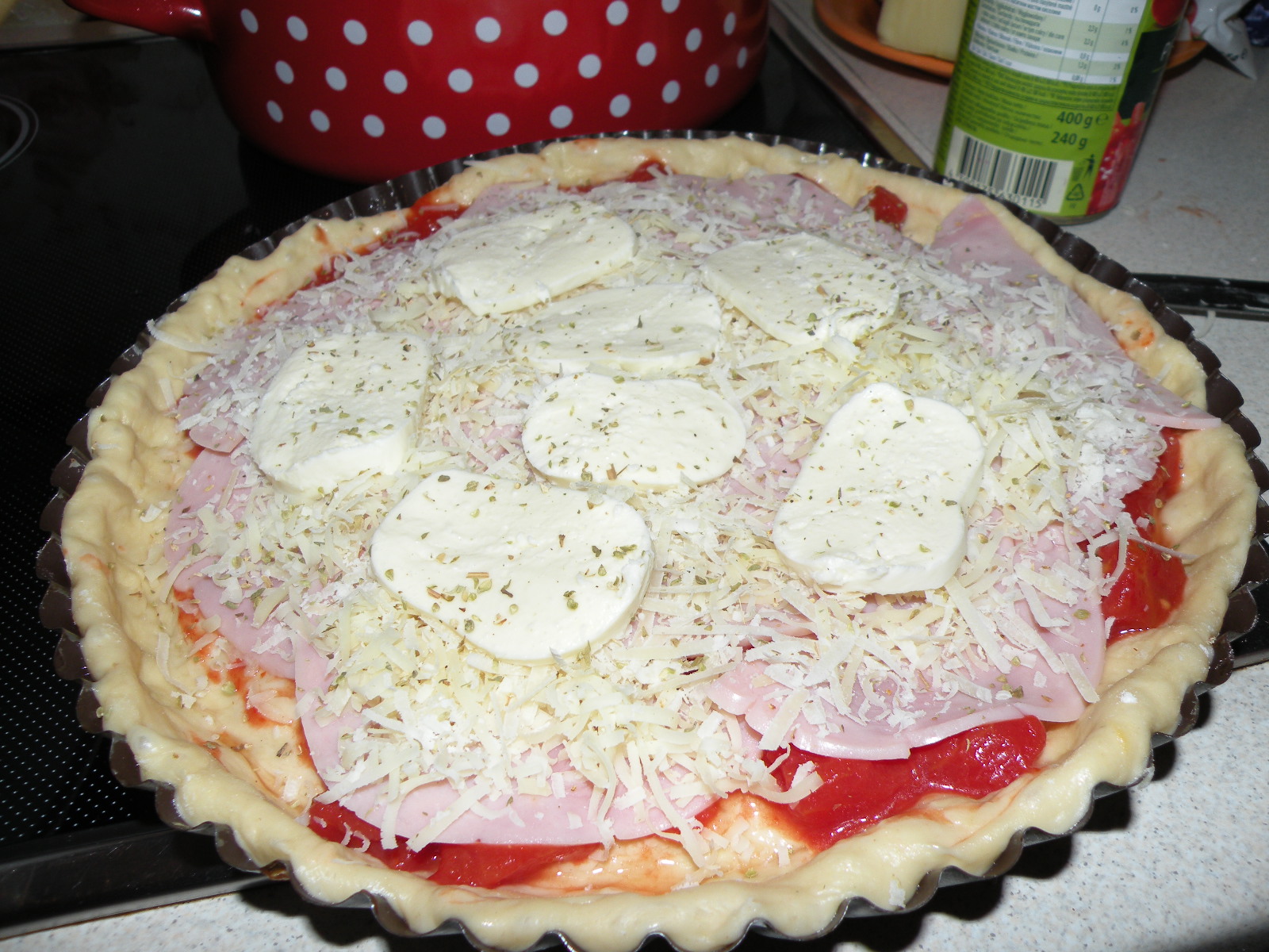 Aperitiv tarta pufoasa cu sunca, parmezan, cascaval si mozzarela Delaco