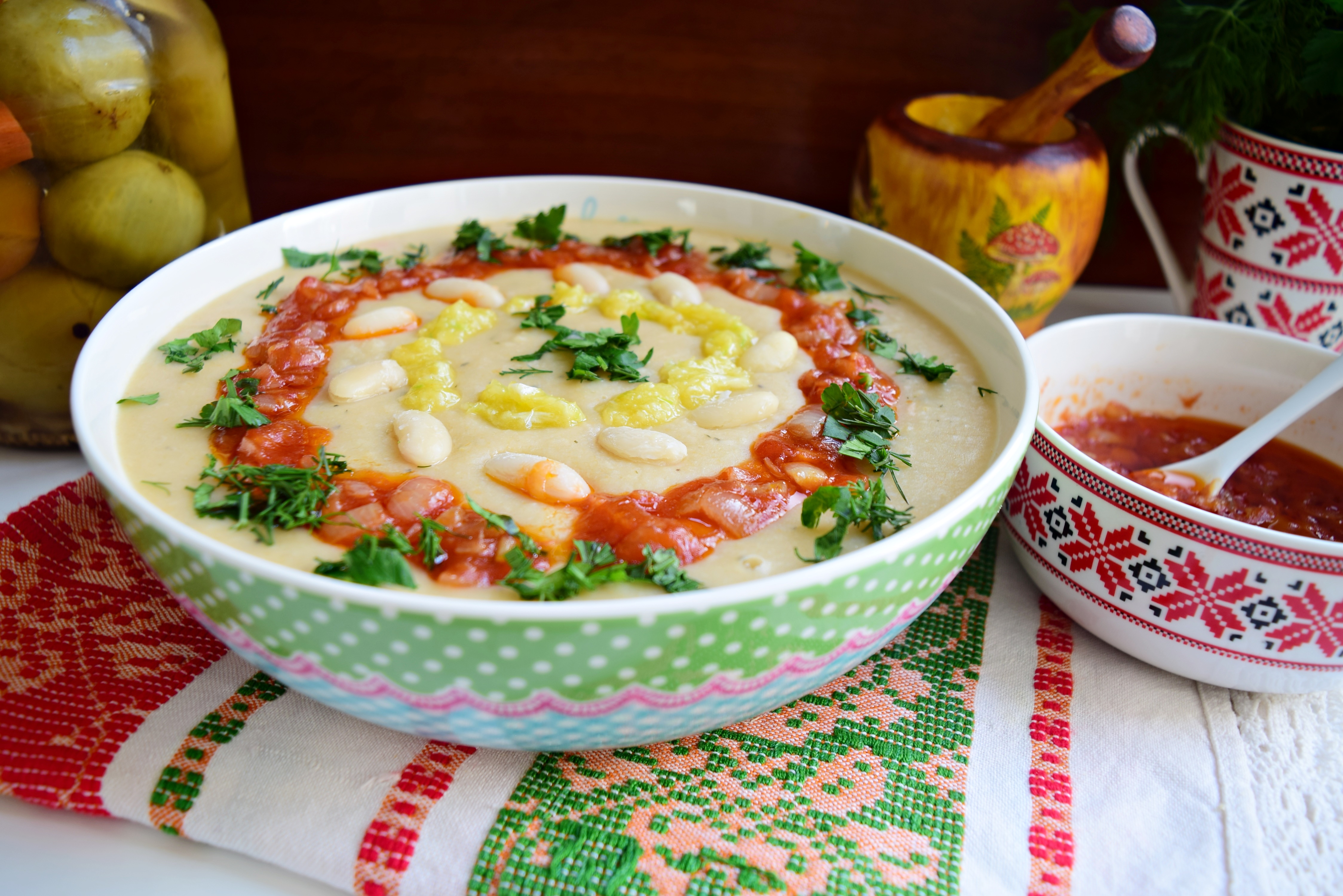 Pasta de fasole cu sos de ceapa caramelizata