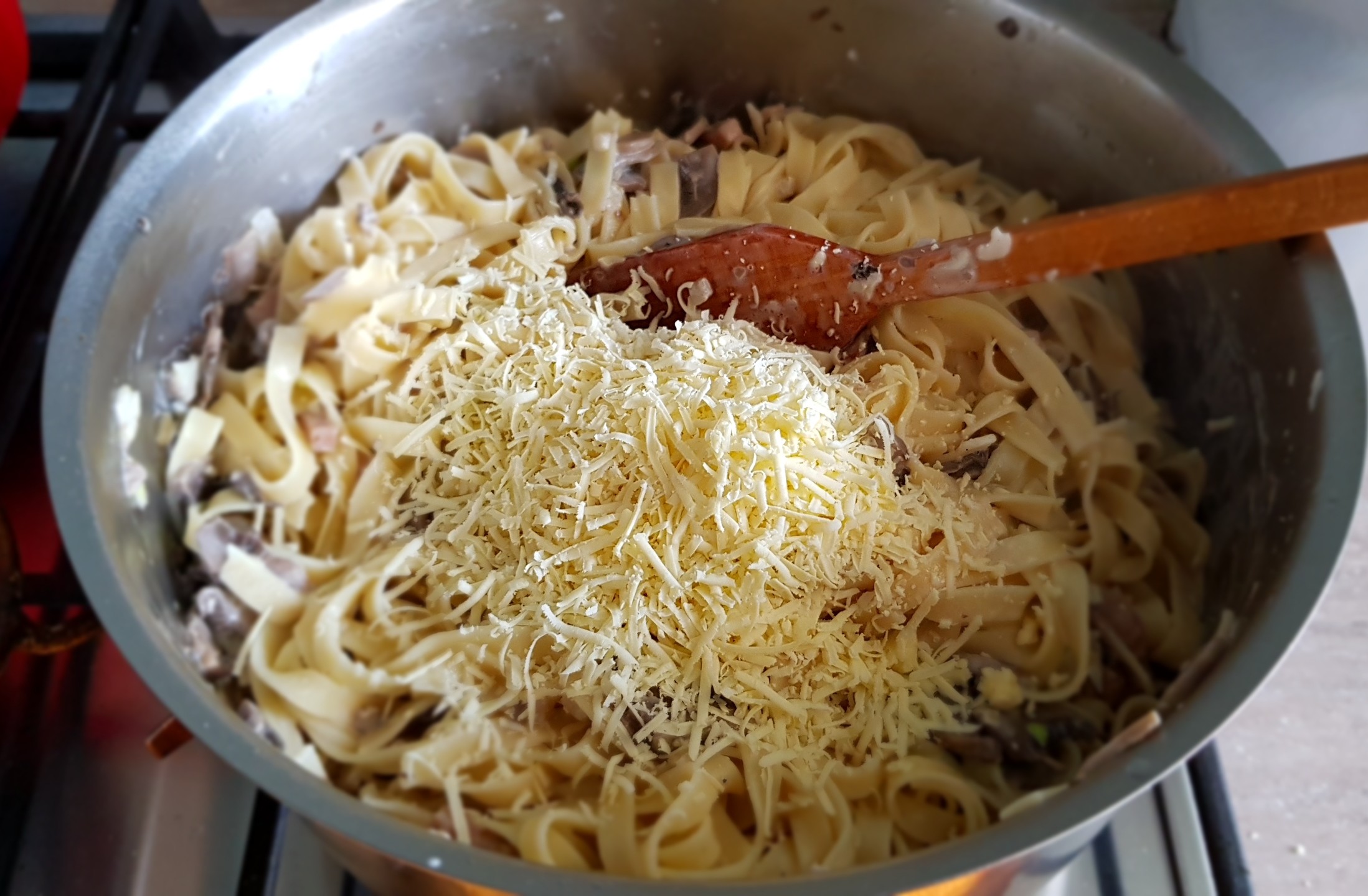 Tagliatelle cu ciuperci in sos alb