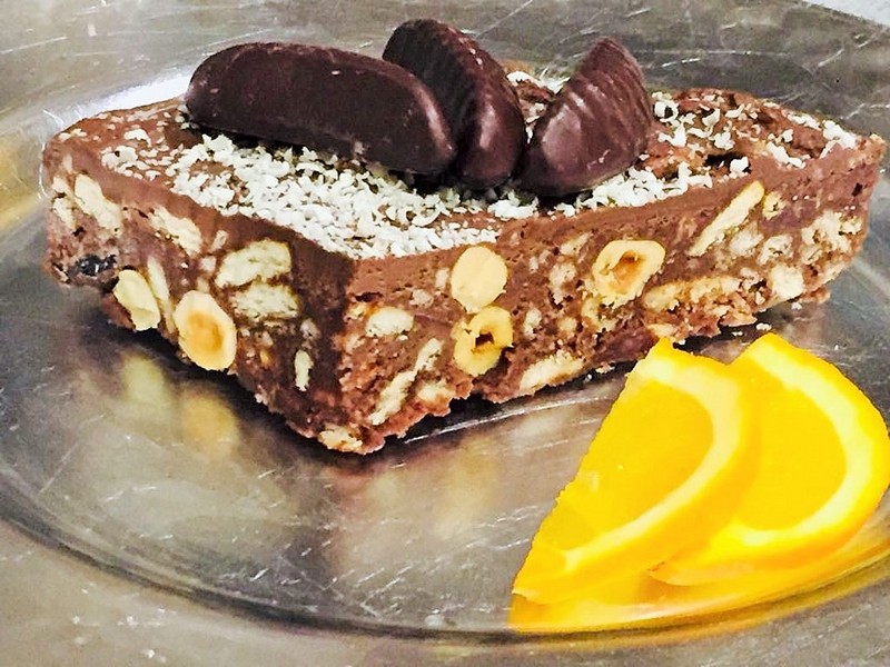 Desert tort de biscuiti cu Nutella, jeleuri de portocale si alune de padure