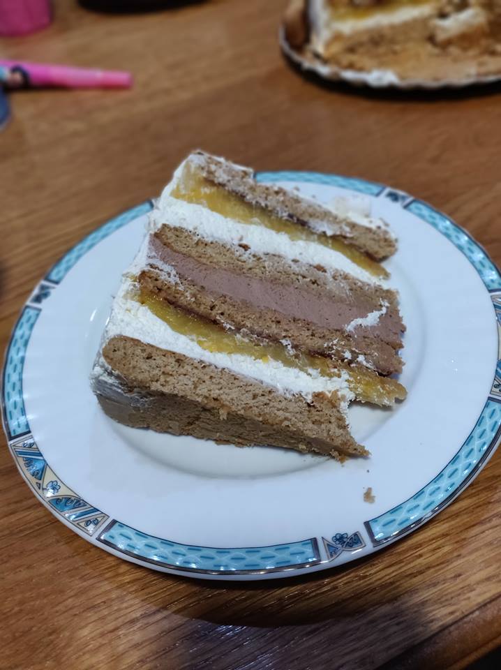 Tort din turta dulce, cu jeleu de portocale si crema de frisca