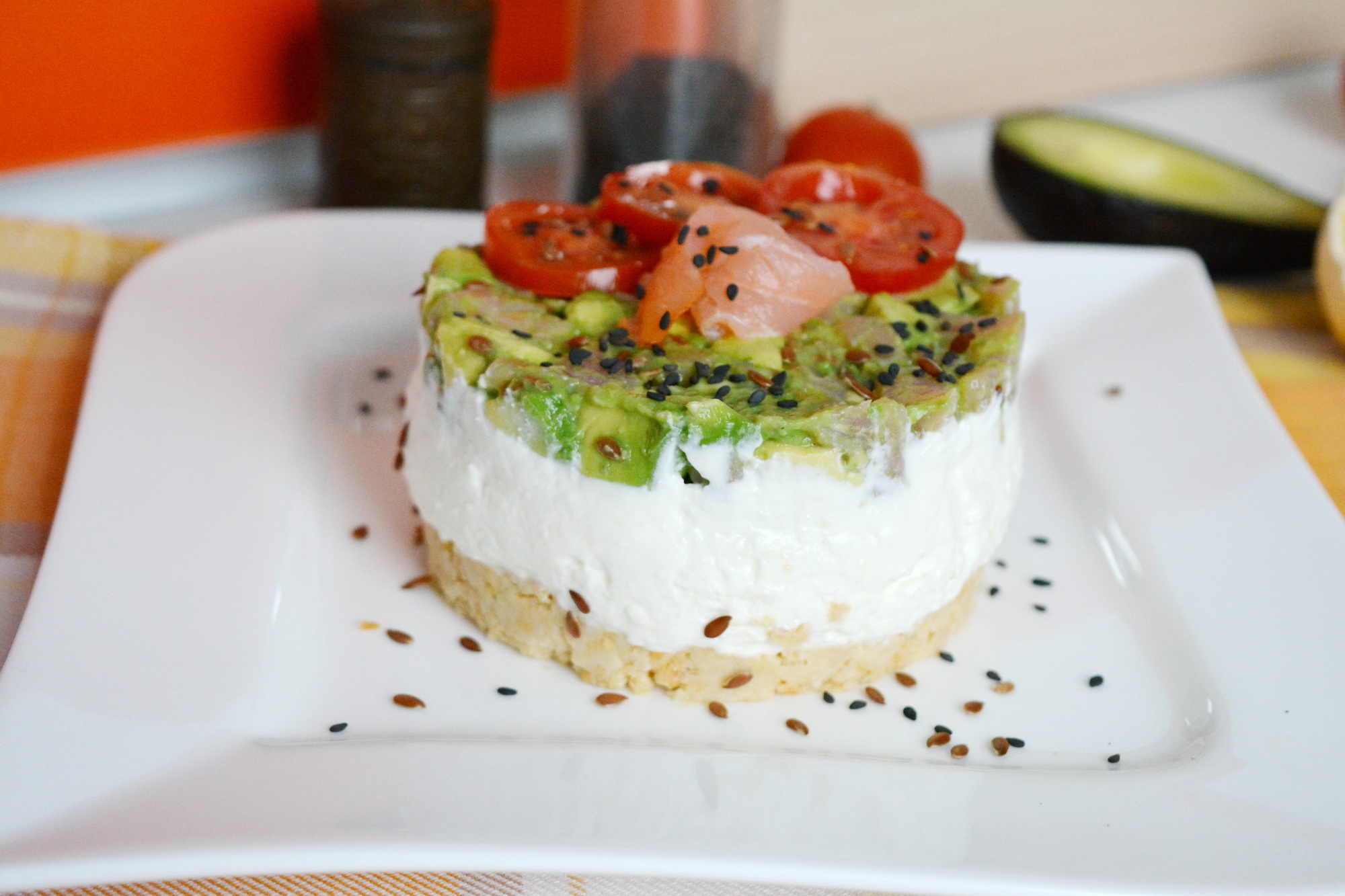 Aperitiv cheesecake cu avocado si somon afumat