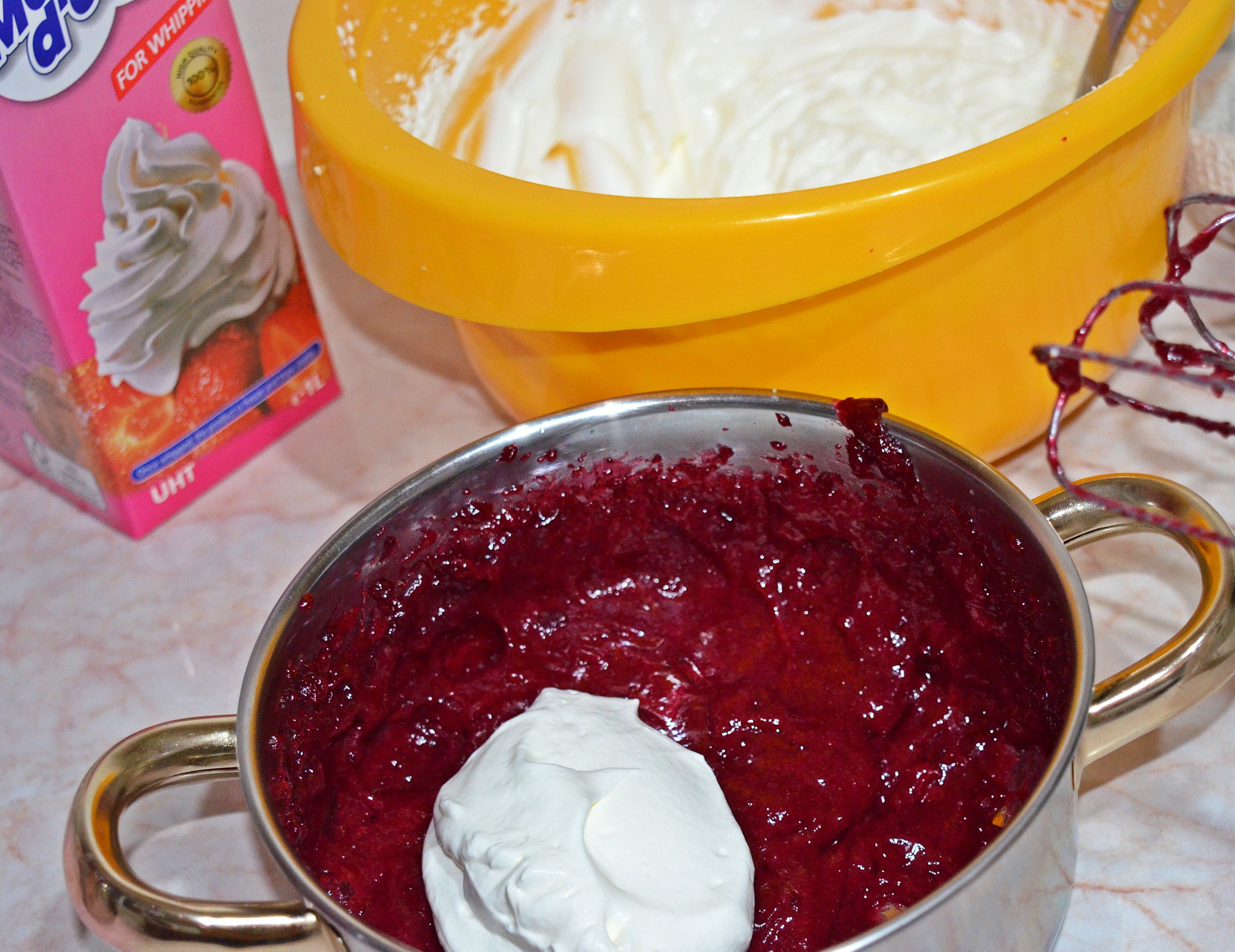 Tort cu mousse de nuci, portocale si fructe de padure