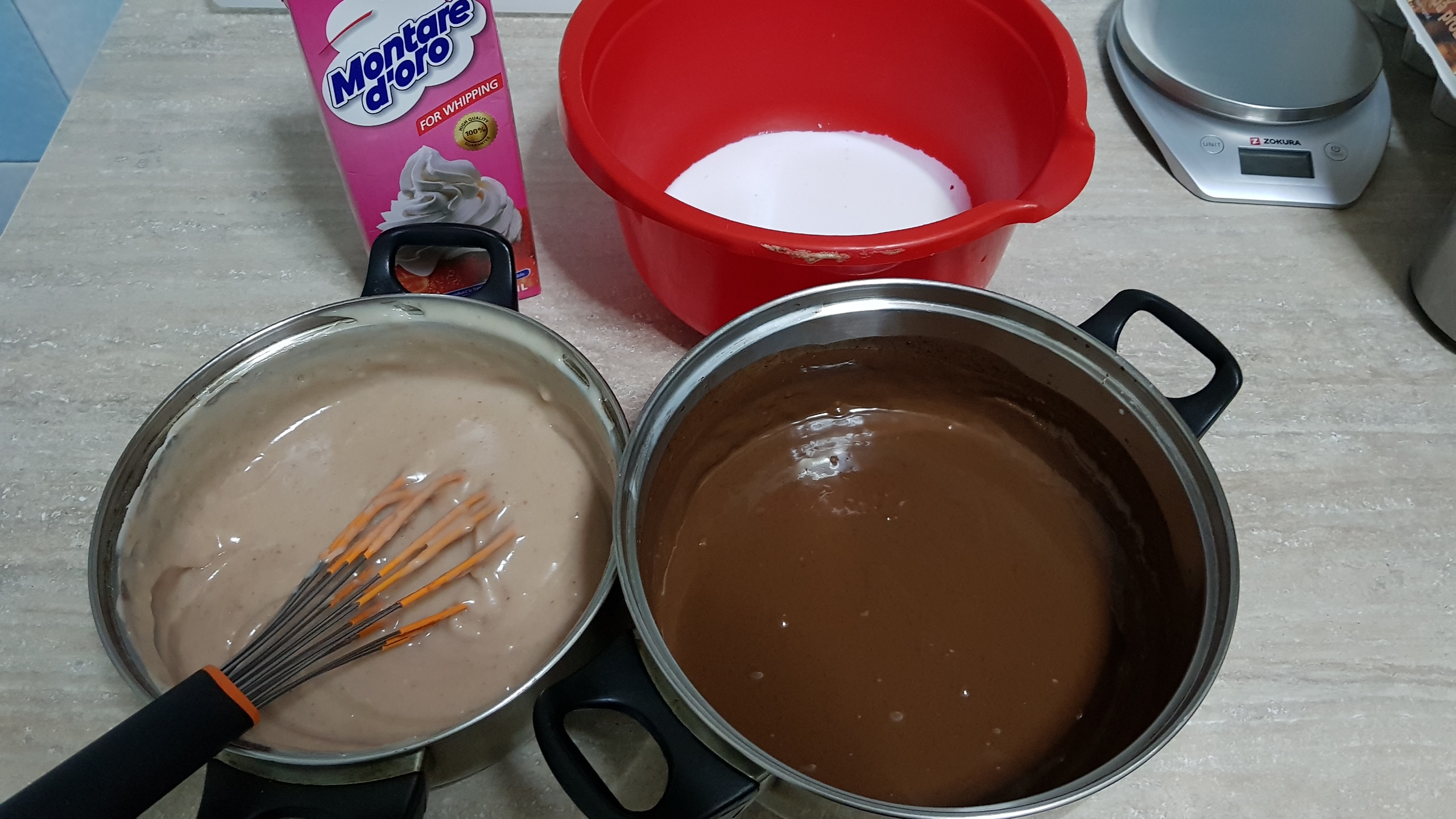 Tort cu crema de ciocolata si crema de lapte cu visine