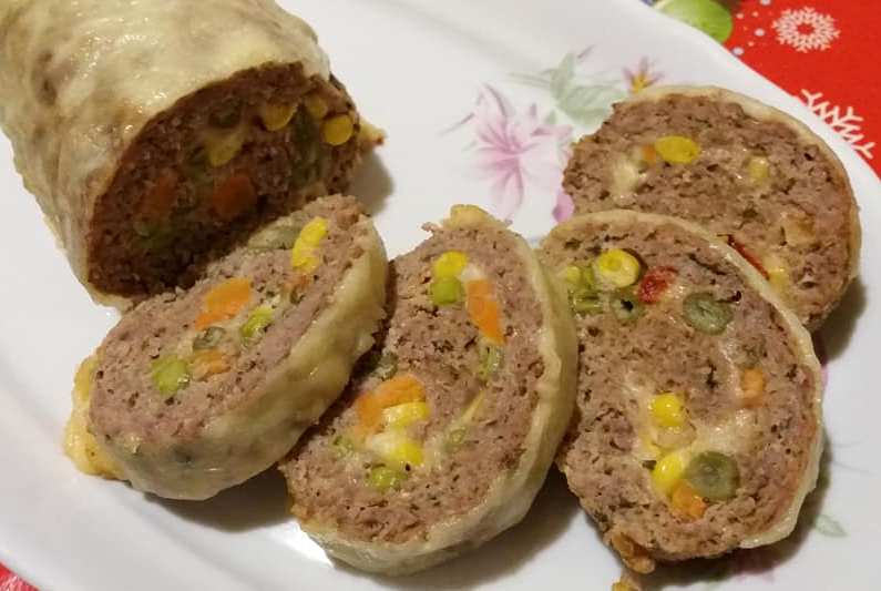 Rulada din carne tocata cu legume si cascaval