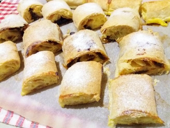 Desert strudel cu branza si visine