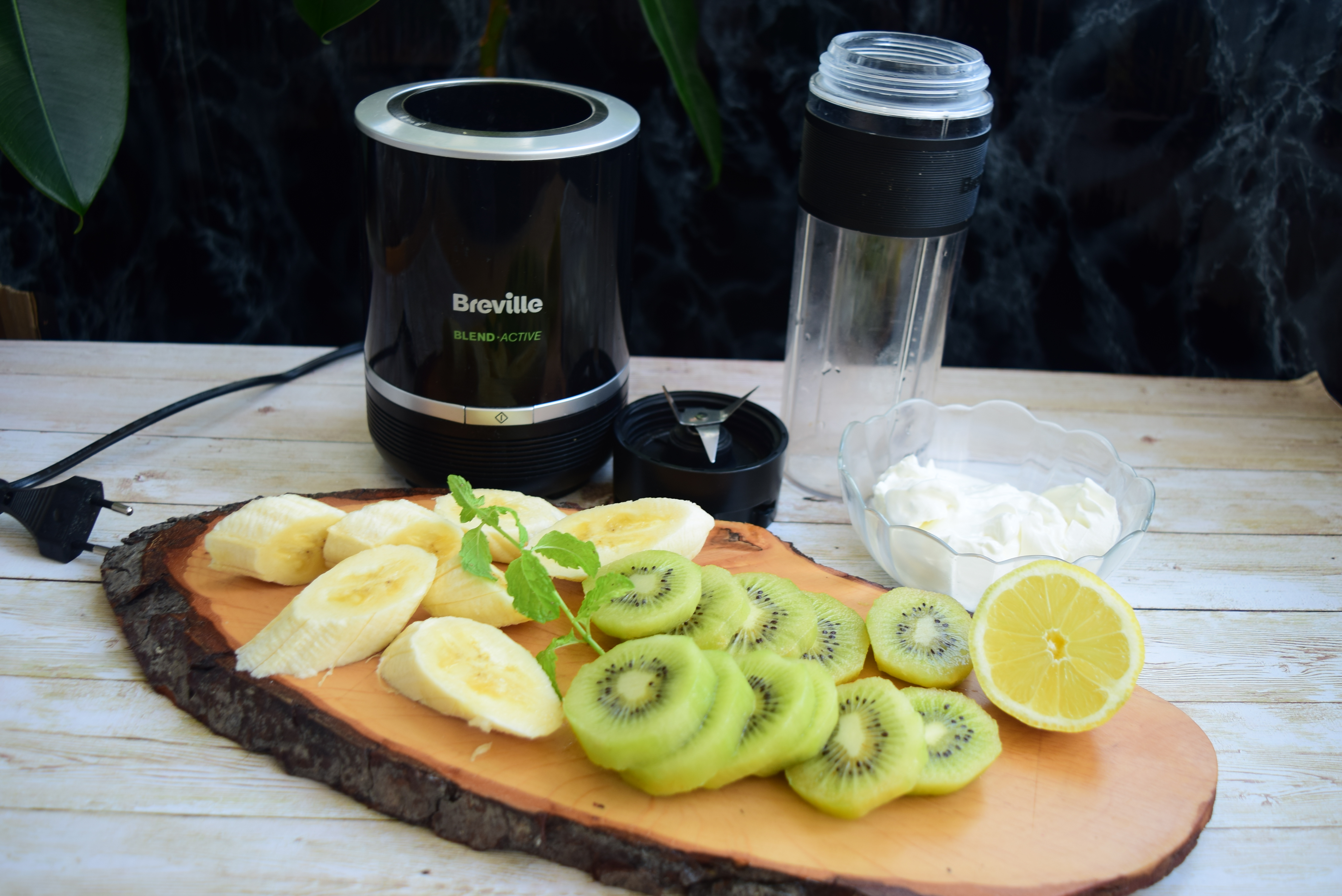 Smoothie cu iaurt, banane si kiwi