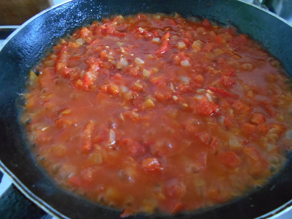 Aperitiv Shakshouka (Ochiuri in sos condimentat de rosii)