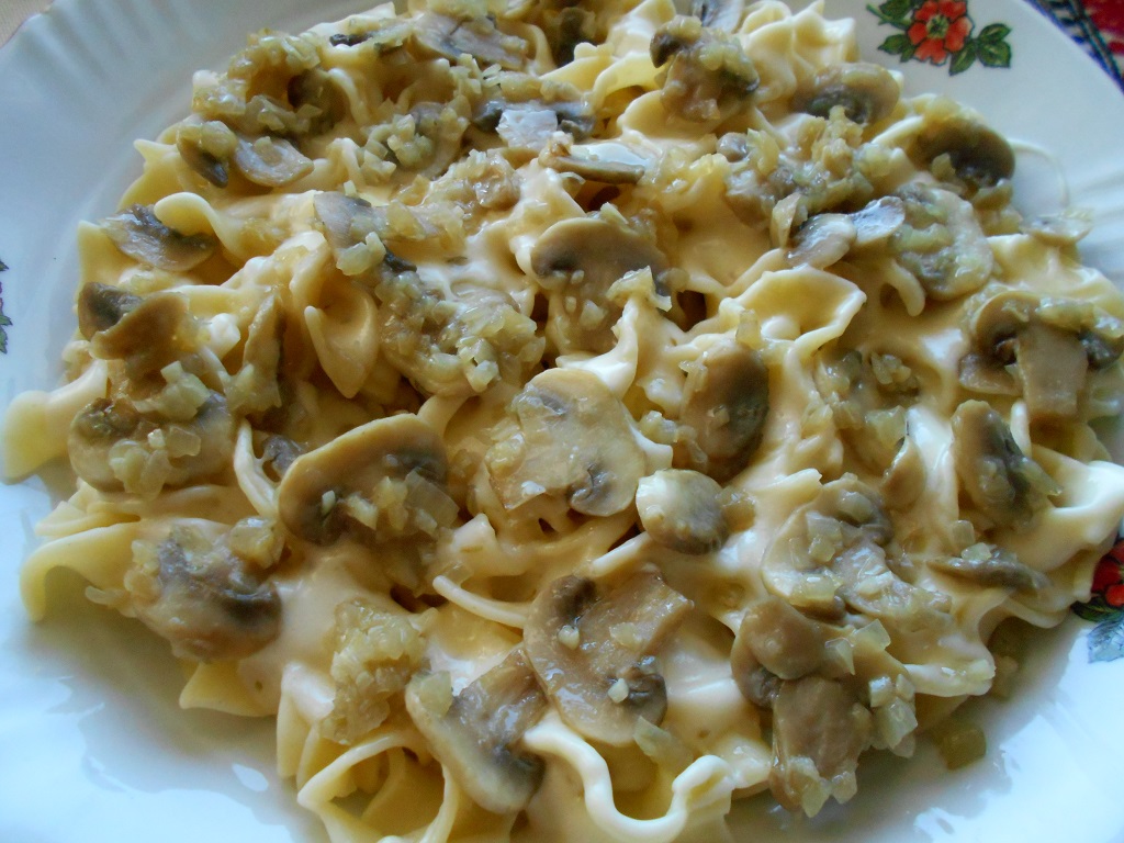 Tagliatelle cu ciuperci si sos de smantana si cascaval