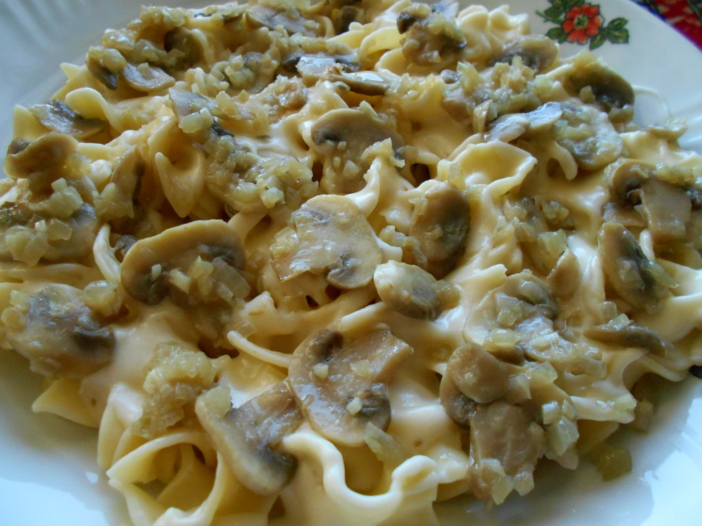 Tagliatelle cu ciuperci si sos de smantana si cascaval