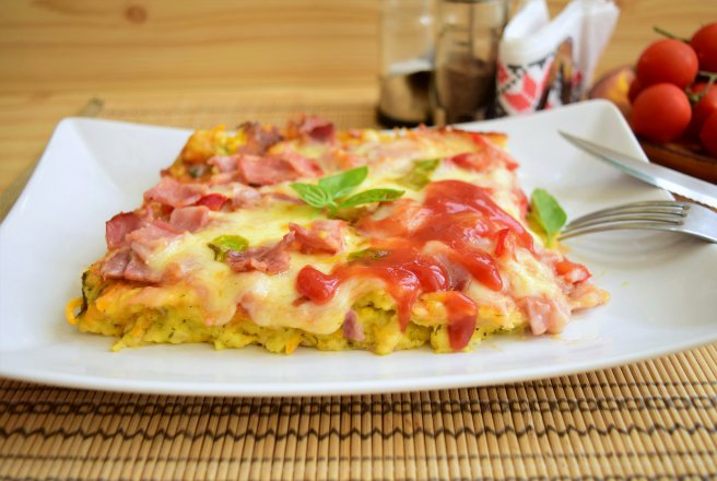 Pizza cu blat de dovlecel si branza