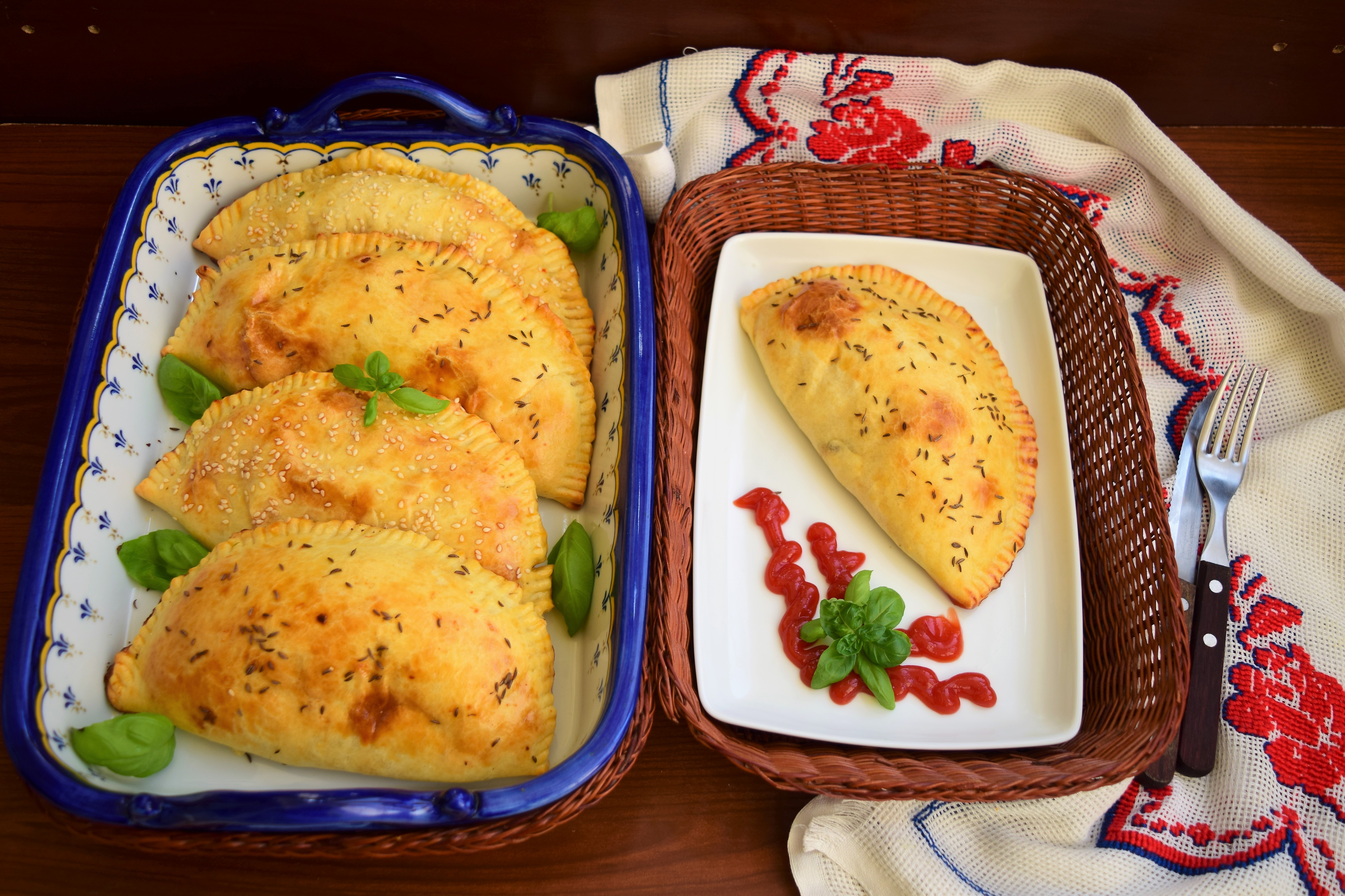 Aperitiv coltunasi cu carne tocata preparati la cuptor