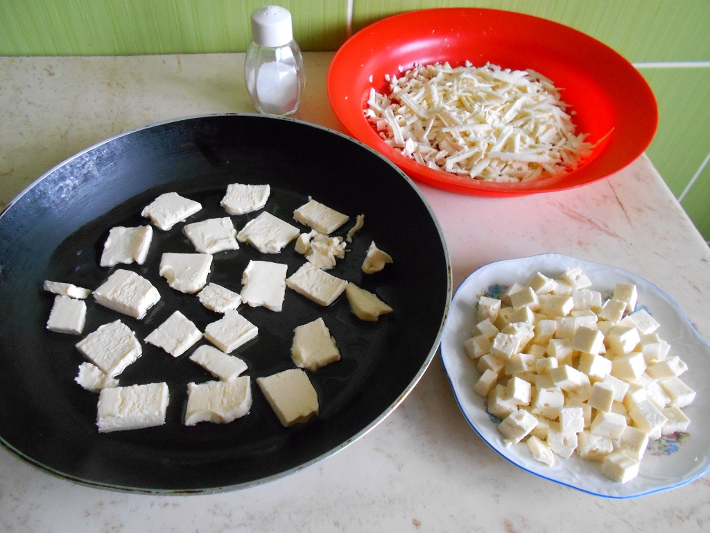 Tagliatelle la tigaie, cu unt si telemea