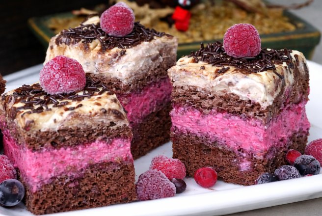 Desert prajitura cu fructe de padure