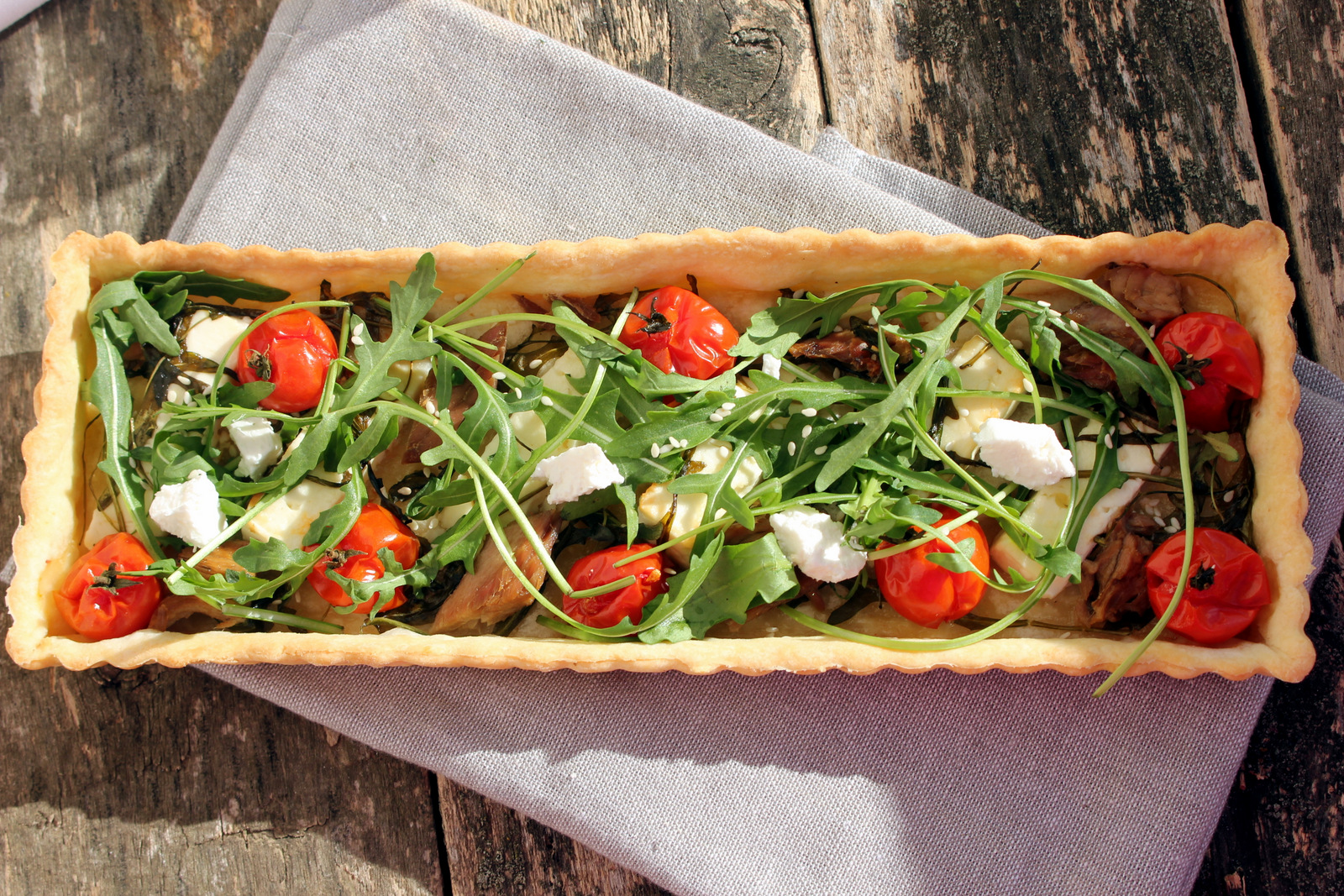 Aperitiv tarta cu rosii, feta si rucola