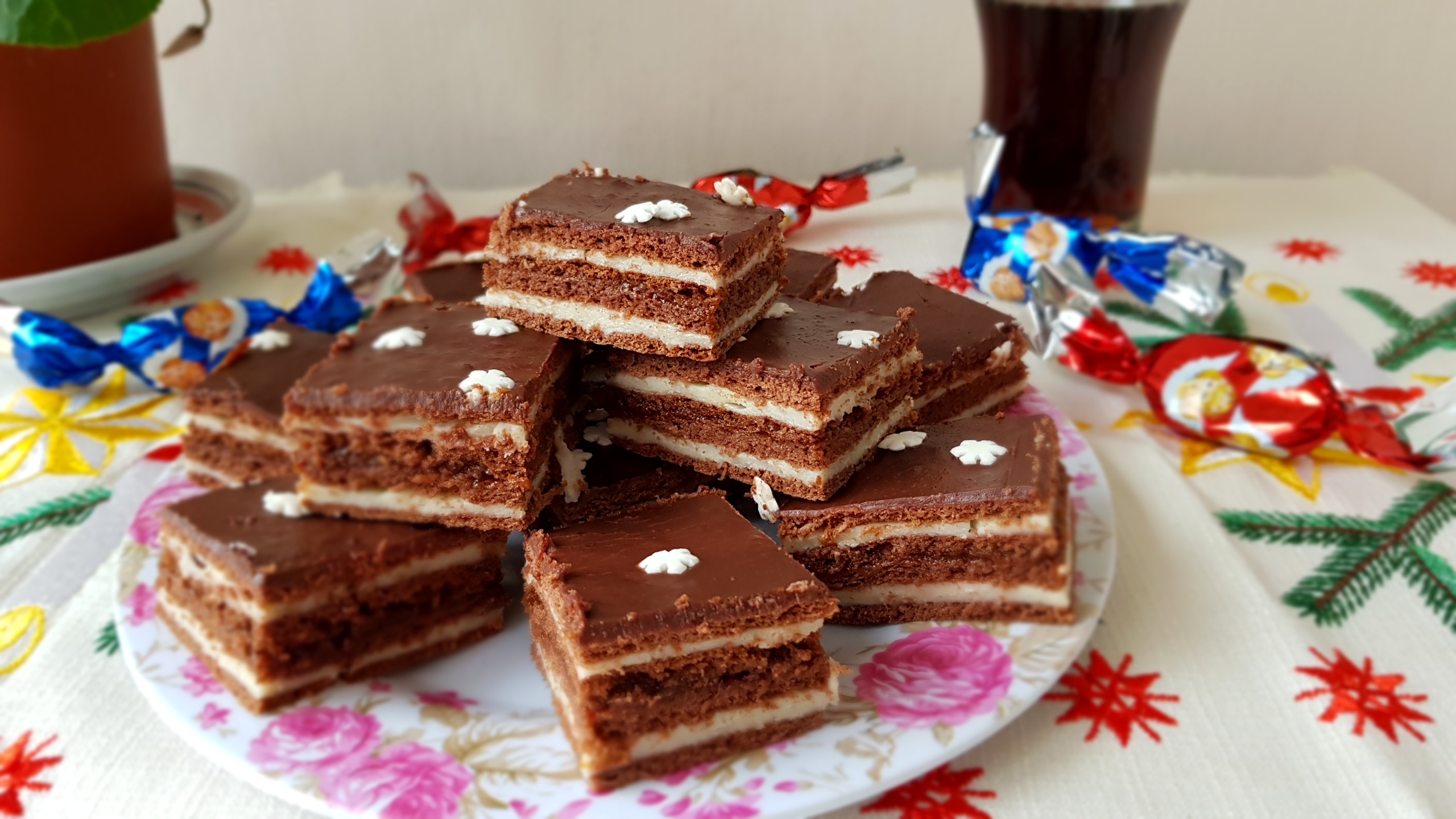 Desert foi de cacao cu crema de vanilie si gem de caise