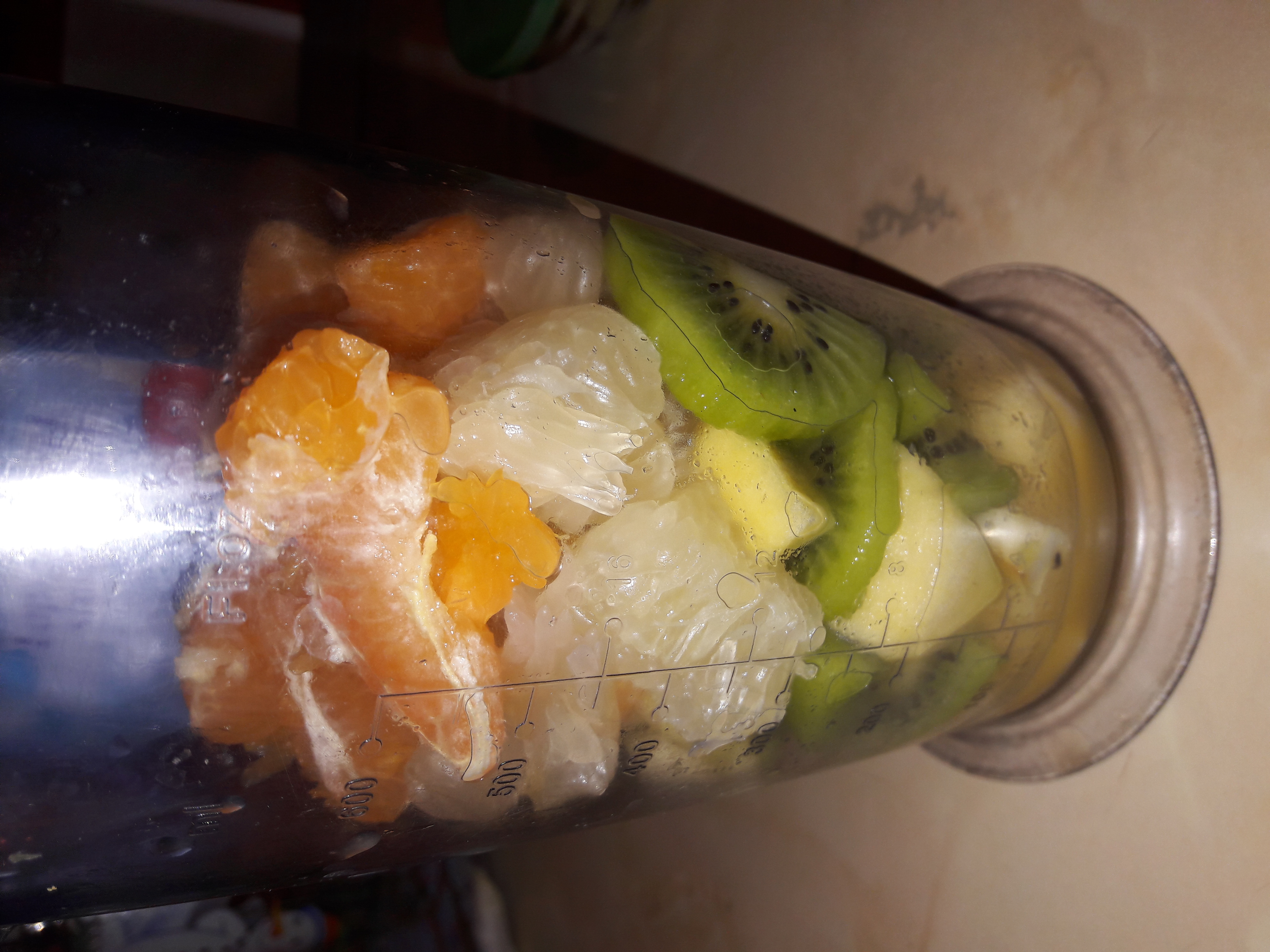 Smoothie cu pomelo, kiwi, mandarine si mar