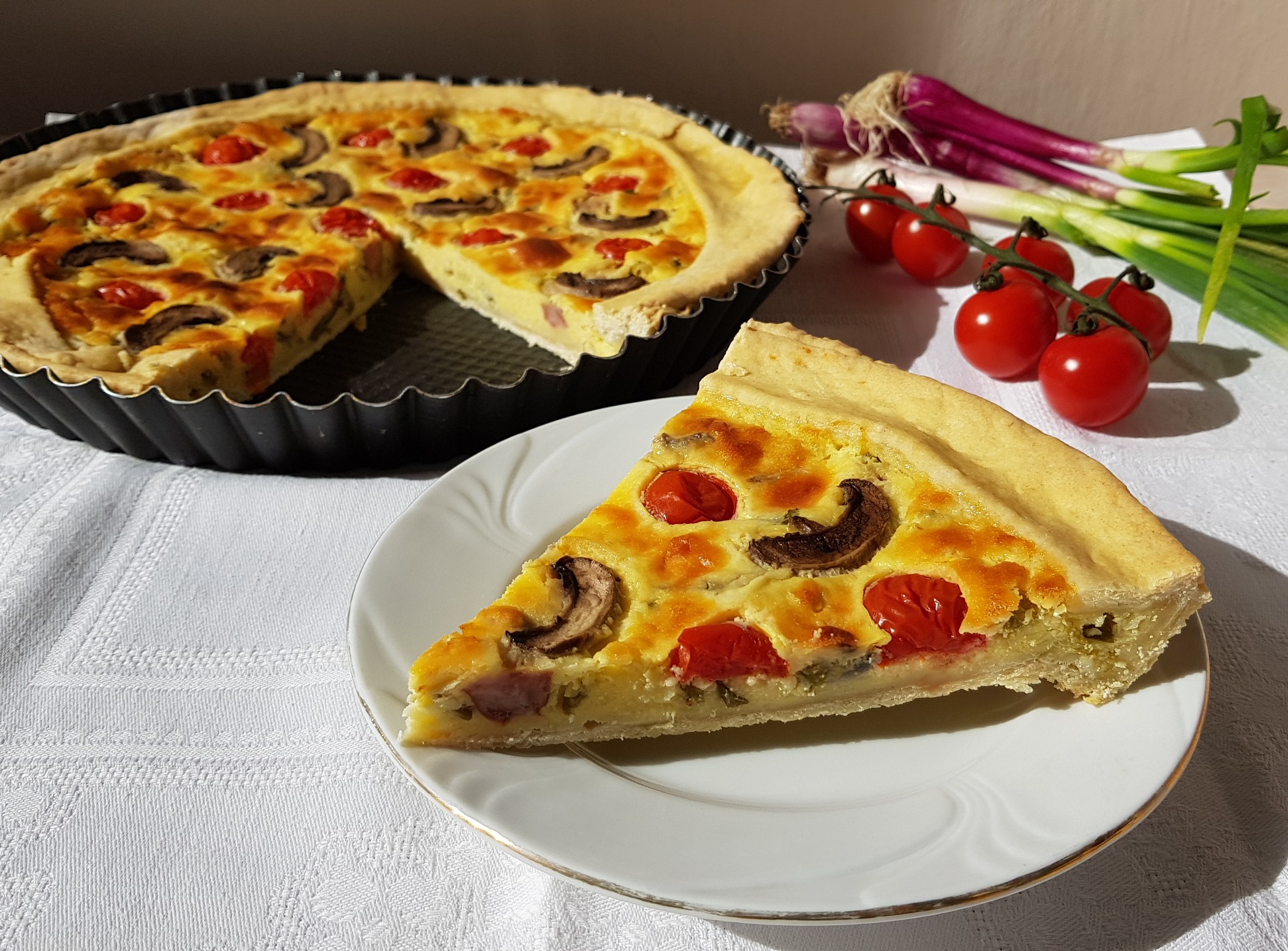 Aperitiv tarta cu branza, carnati si ciuperci