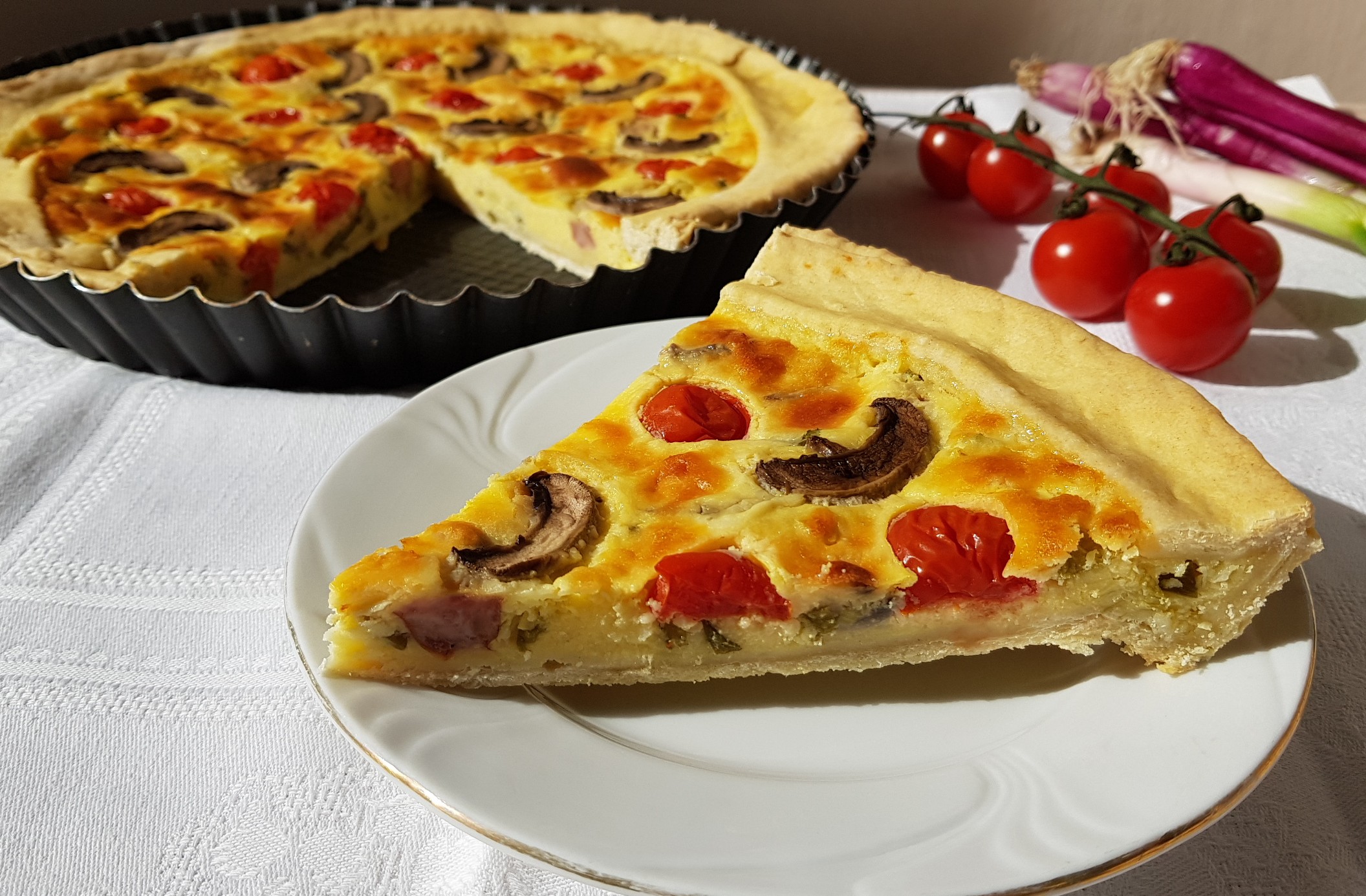 Aperitiv tarta cu branza, carnati si ciuperci