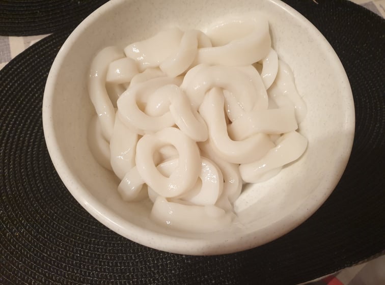 Calamari prajiti in ulei de masline cu usturoi