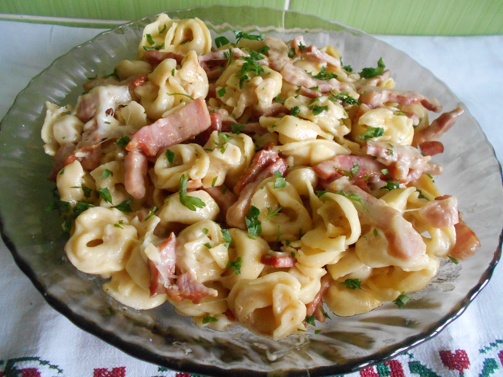 Tortellini cu sunca, smantana si cașcaval