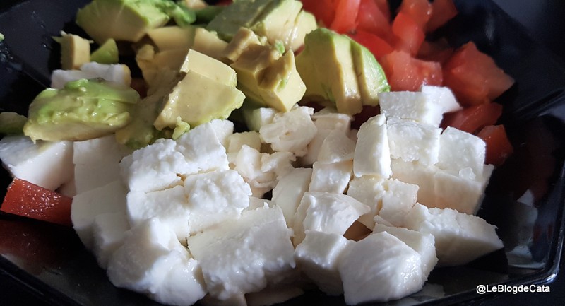 Salata de rosii, mozzarella si avocado