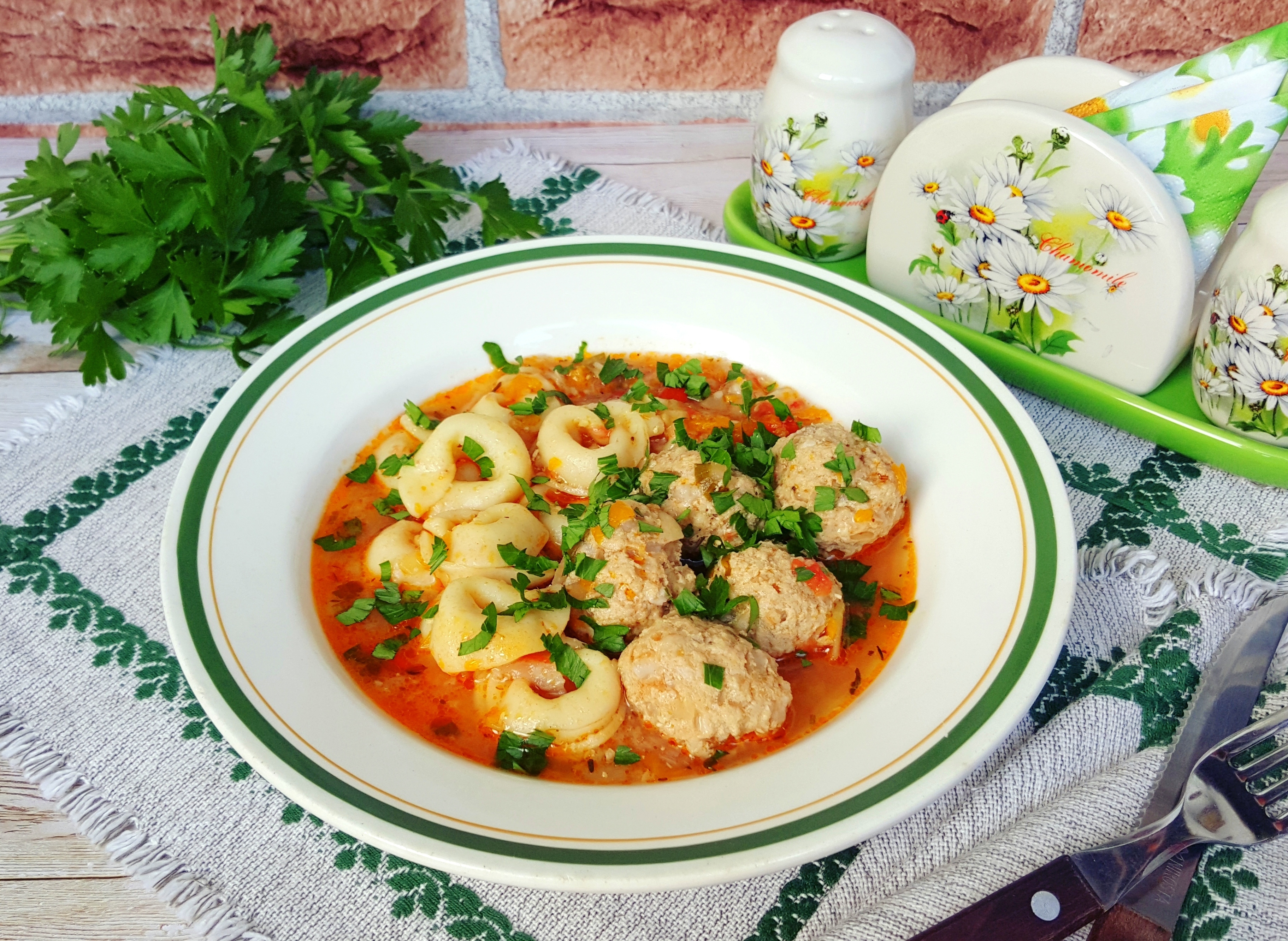 Perisoare din carne de porc cu tortellini in sos de legume