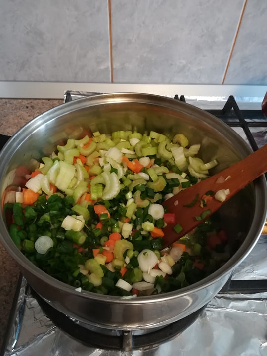 Ciorba de perisoare din carne de pui si multe legume