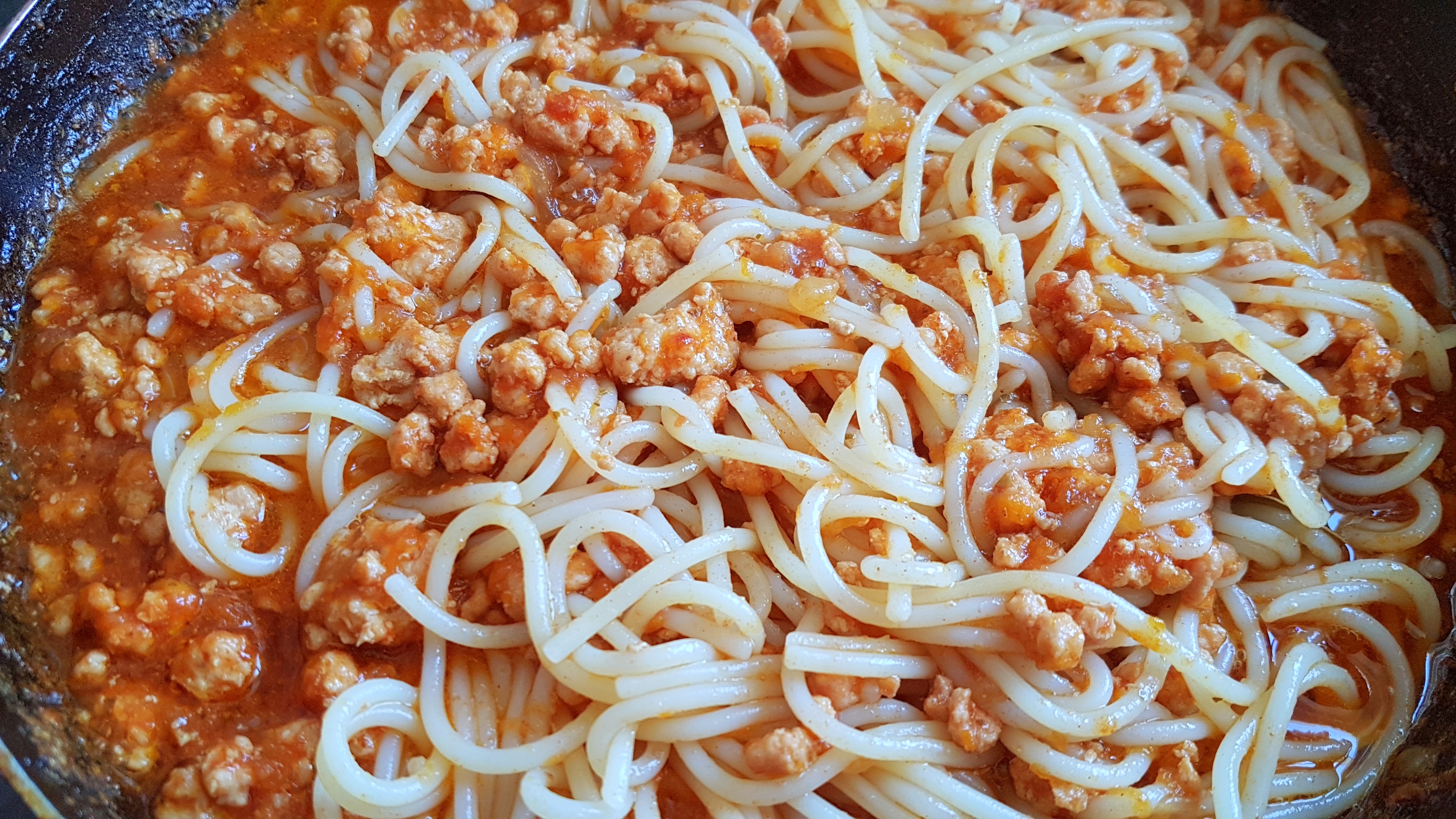 Spaghete cu carne tocata si sos de rosii