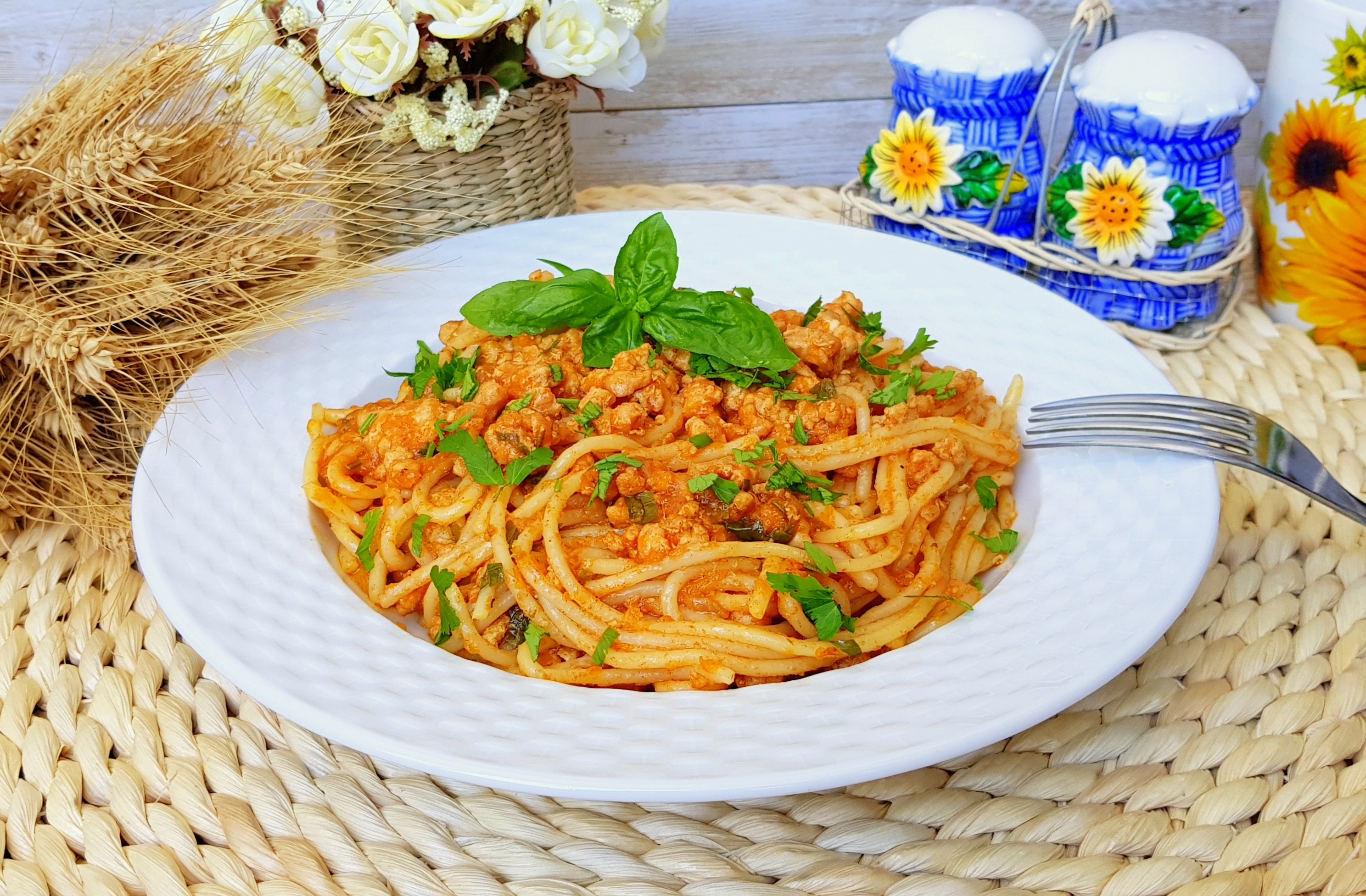 Spaghete cu carne tocata si sos de rosii