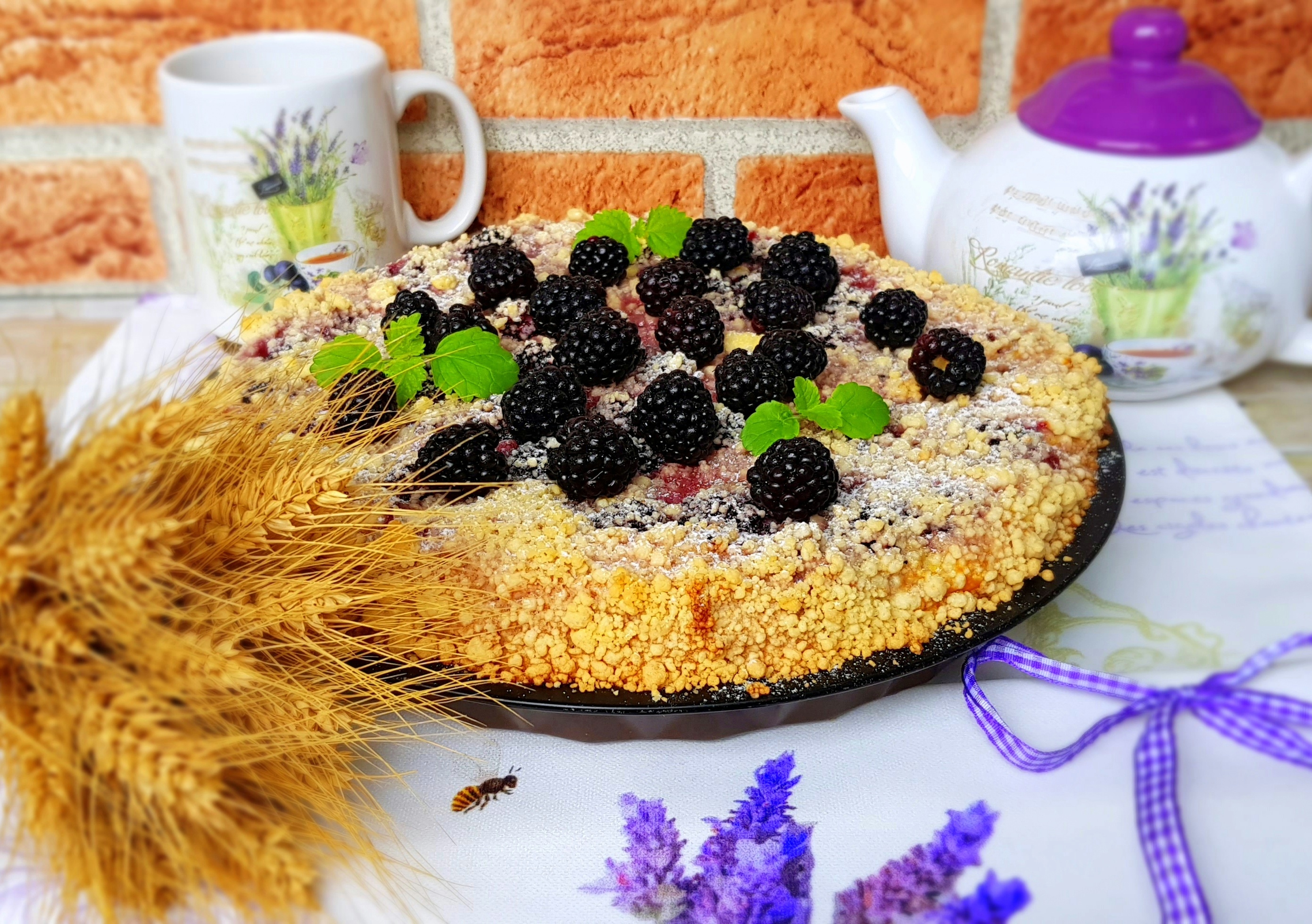 Desert tarta cu urda, mure si crumble