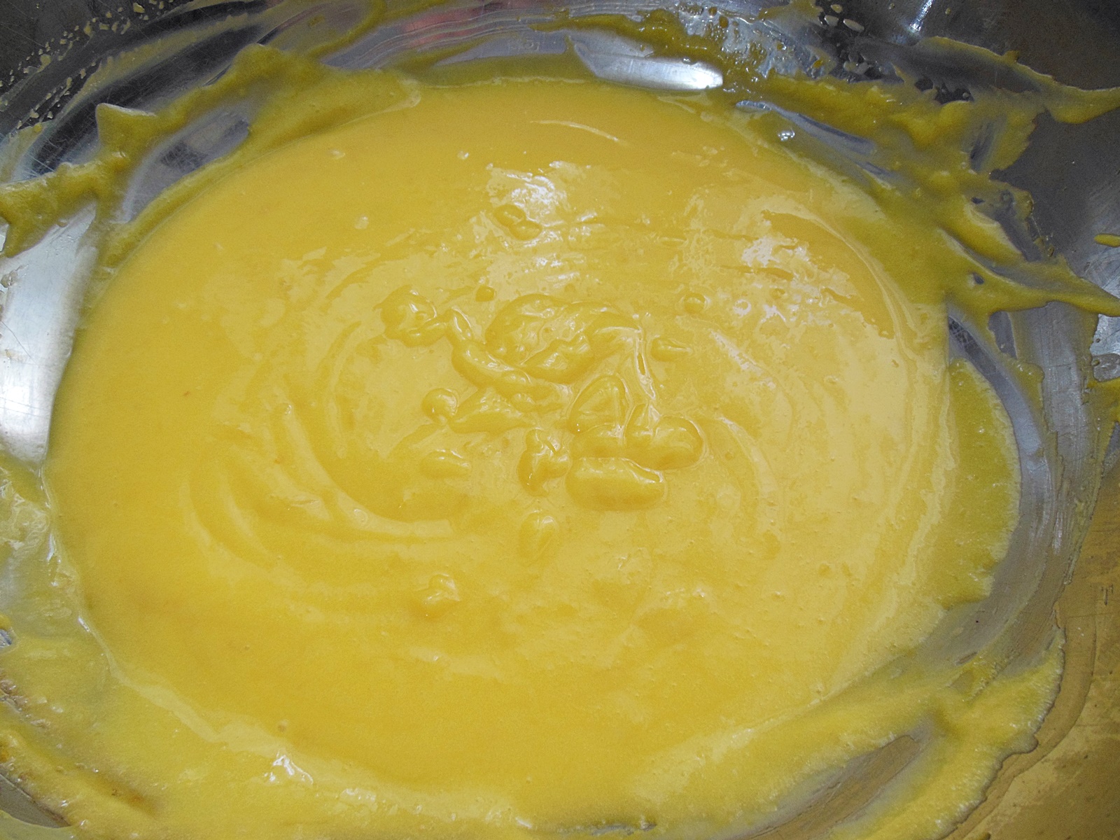 Desert prajitura cu piscoturi, crema de lamaie si zmeura