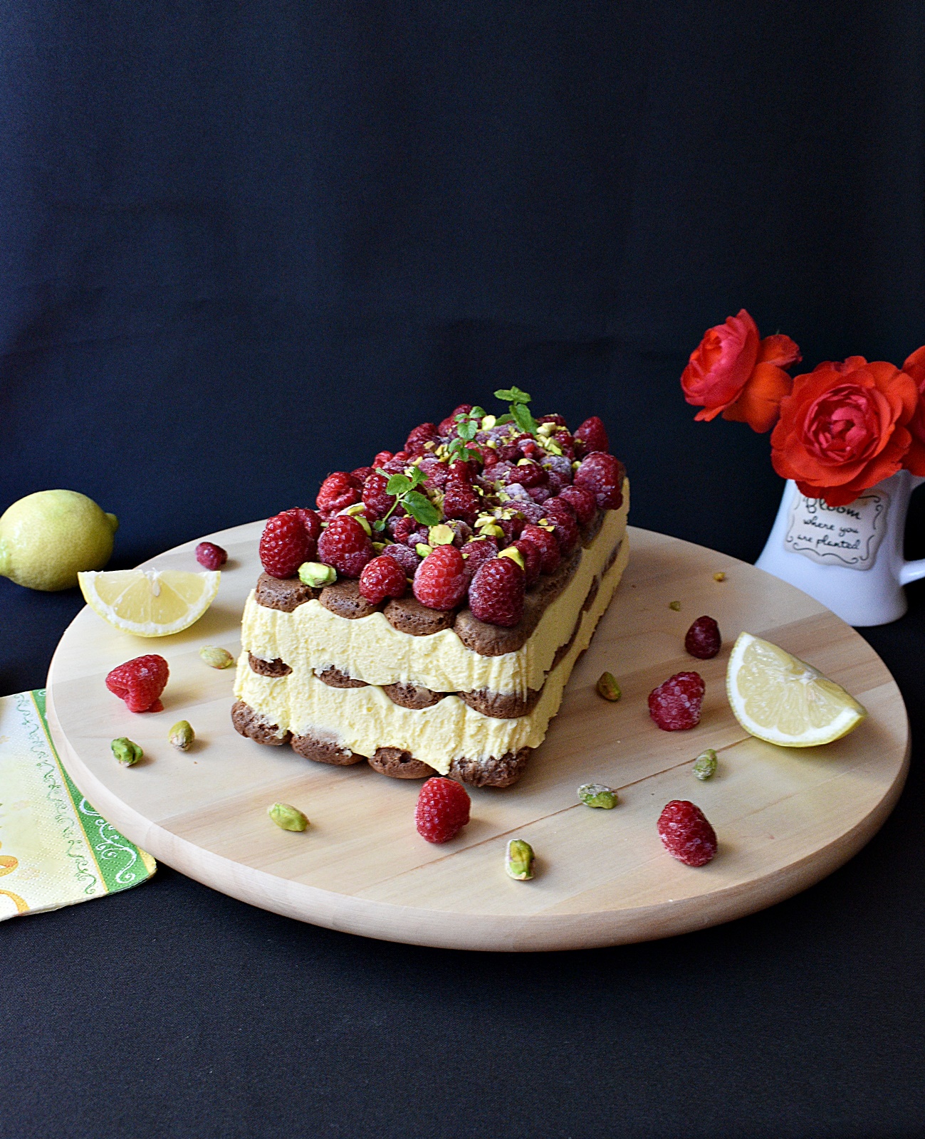 Desert prajitura cu piscoturi, crema de lamaie si zmeura