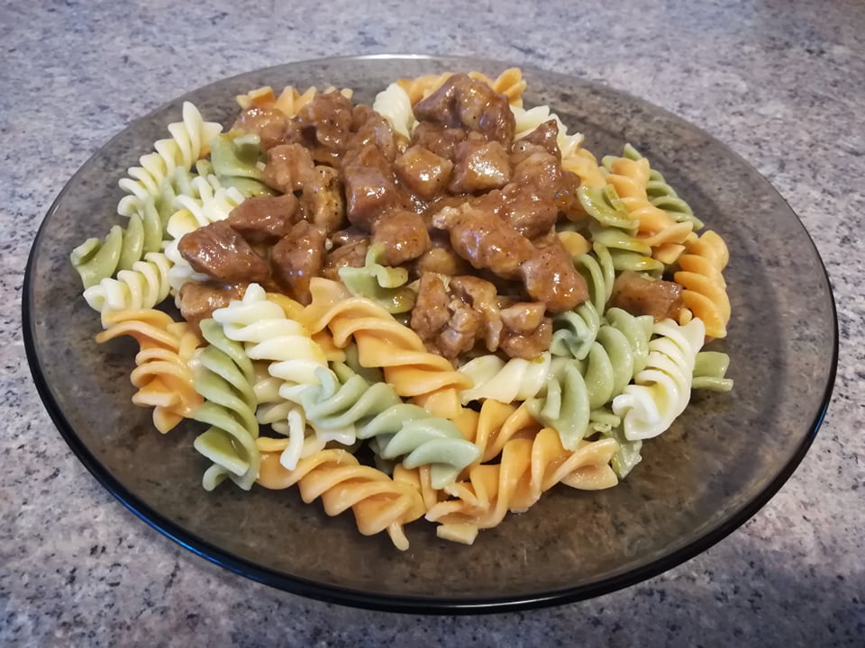 Fusilli tricolore cu carne de porc si sos de ketchup