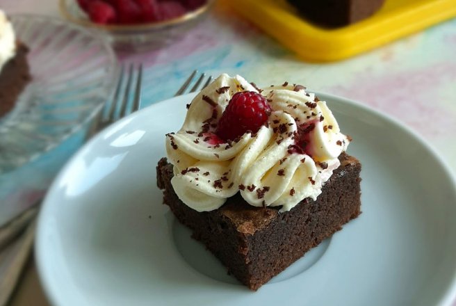 Desert brownie cu mascarpone si zmeura