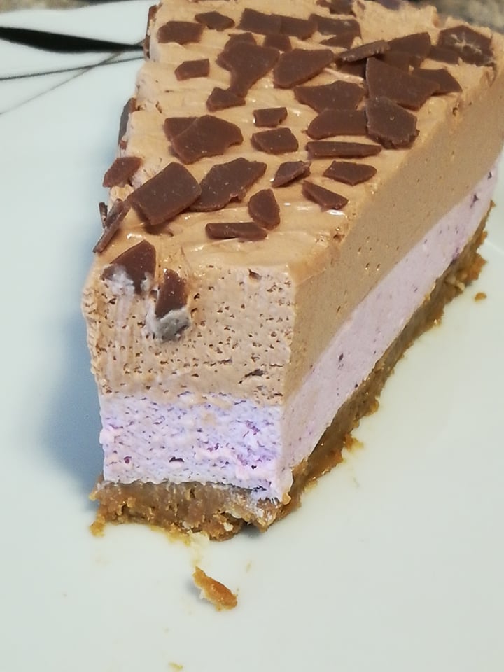 Desert cheesecake, cu ciocolata si fructe de padure