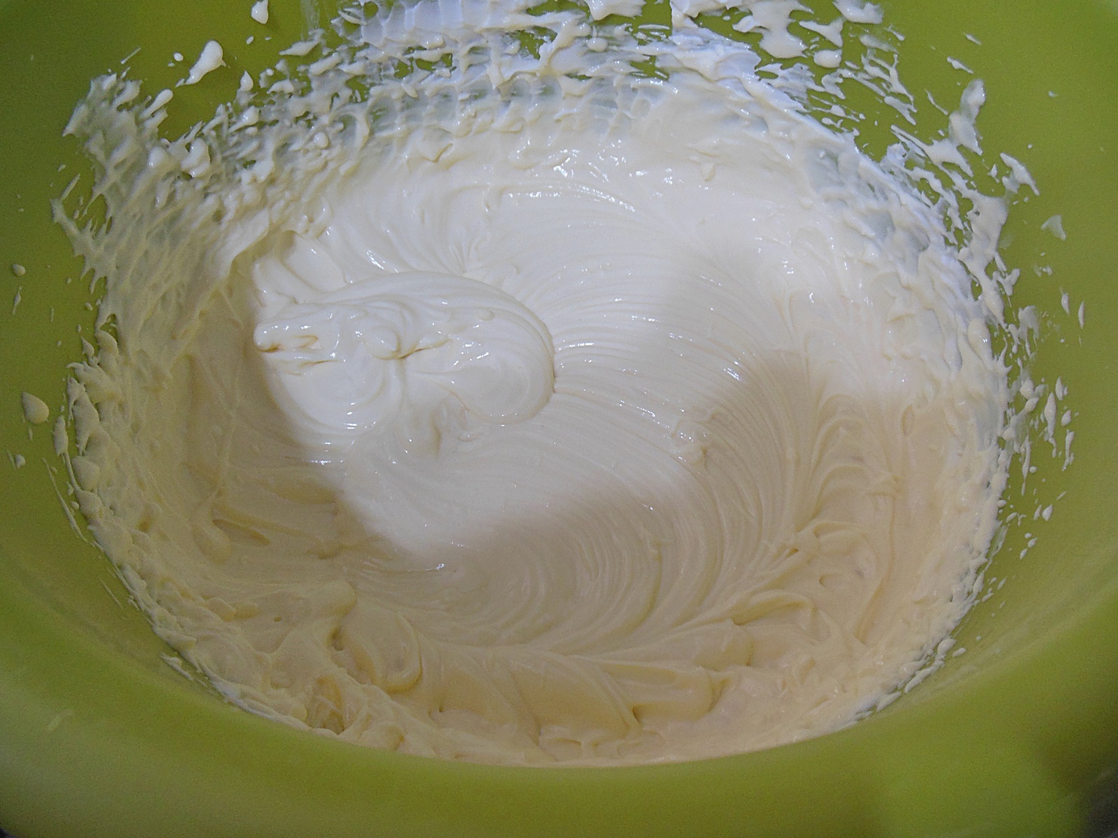 Desert tort cu caise, crema de ciocolata si mascarpone