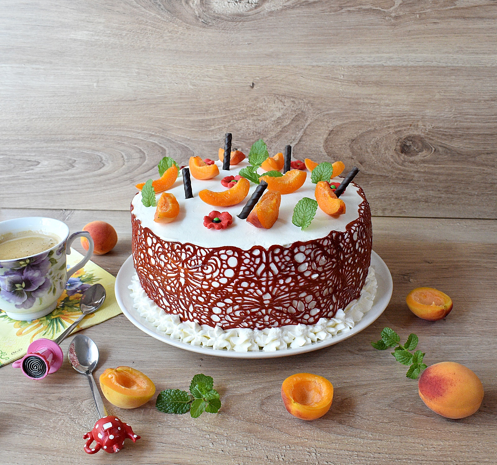 Desert tort cu caise, crema de ciocolata si mascarpone