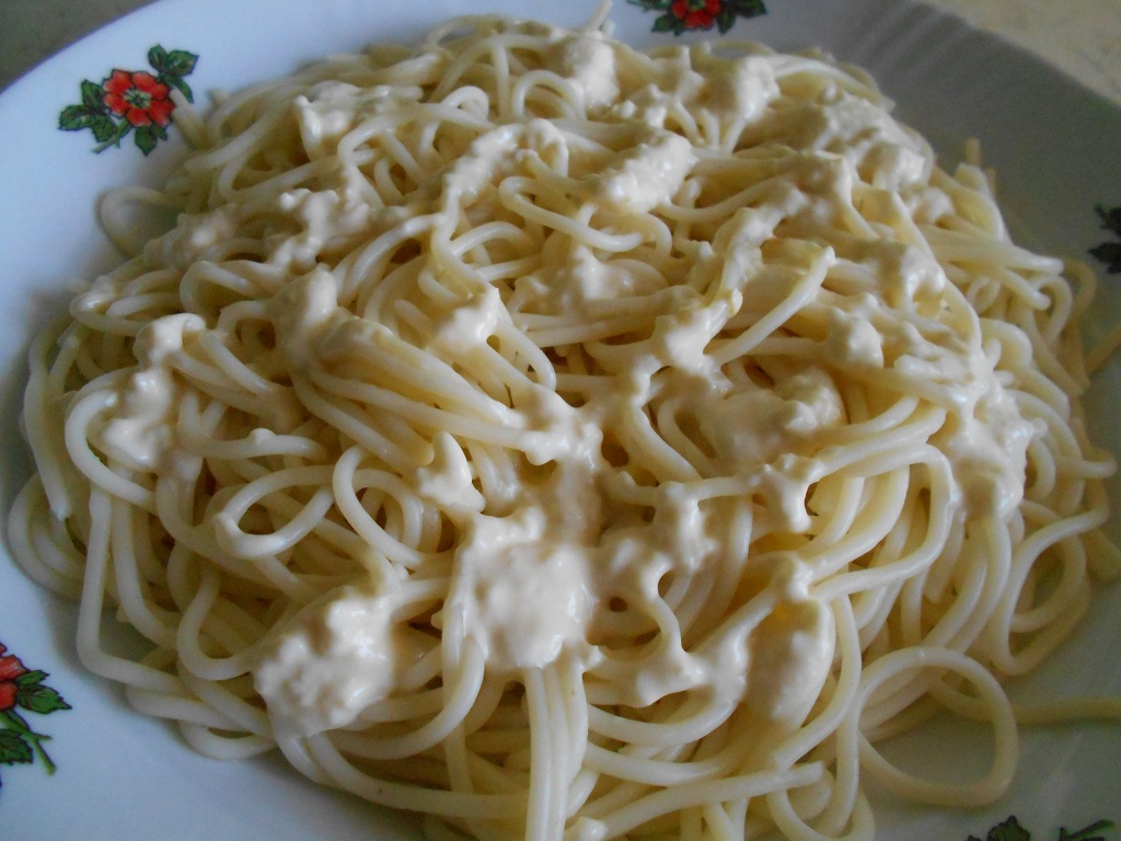 Spaghete cu ciuperci, in sos de usturoi