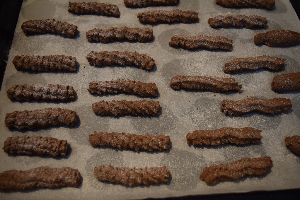 Desert biscuiti spritati, cu pudra de roscove