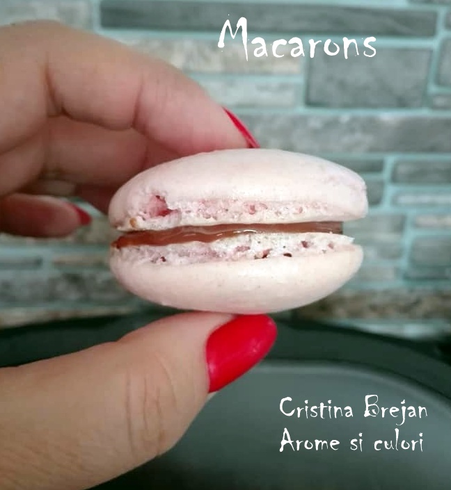 Desert macarons in cuptor pe gaz