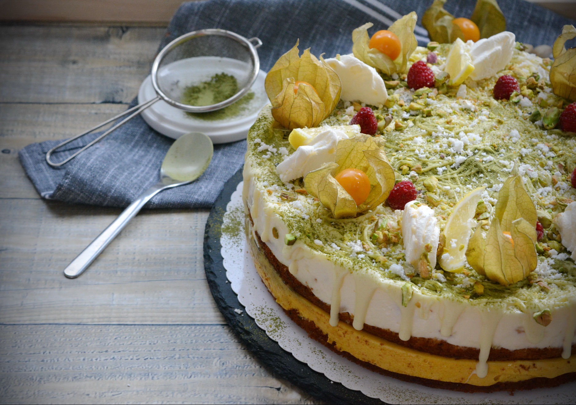 Desert tort cu macha, mousse de mango si crema de ciocolata alba cu pere