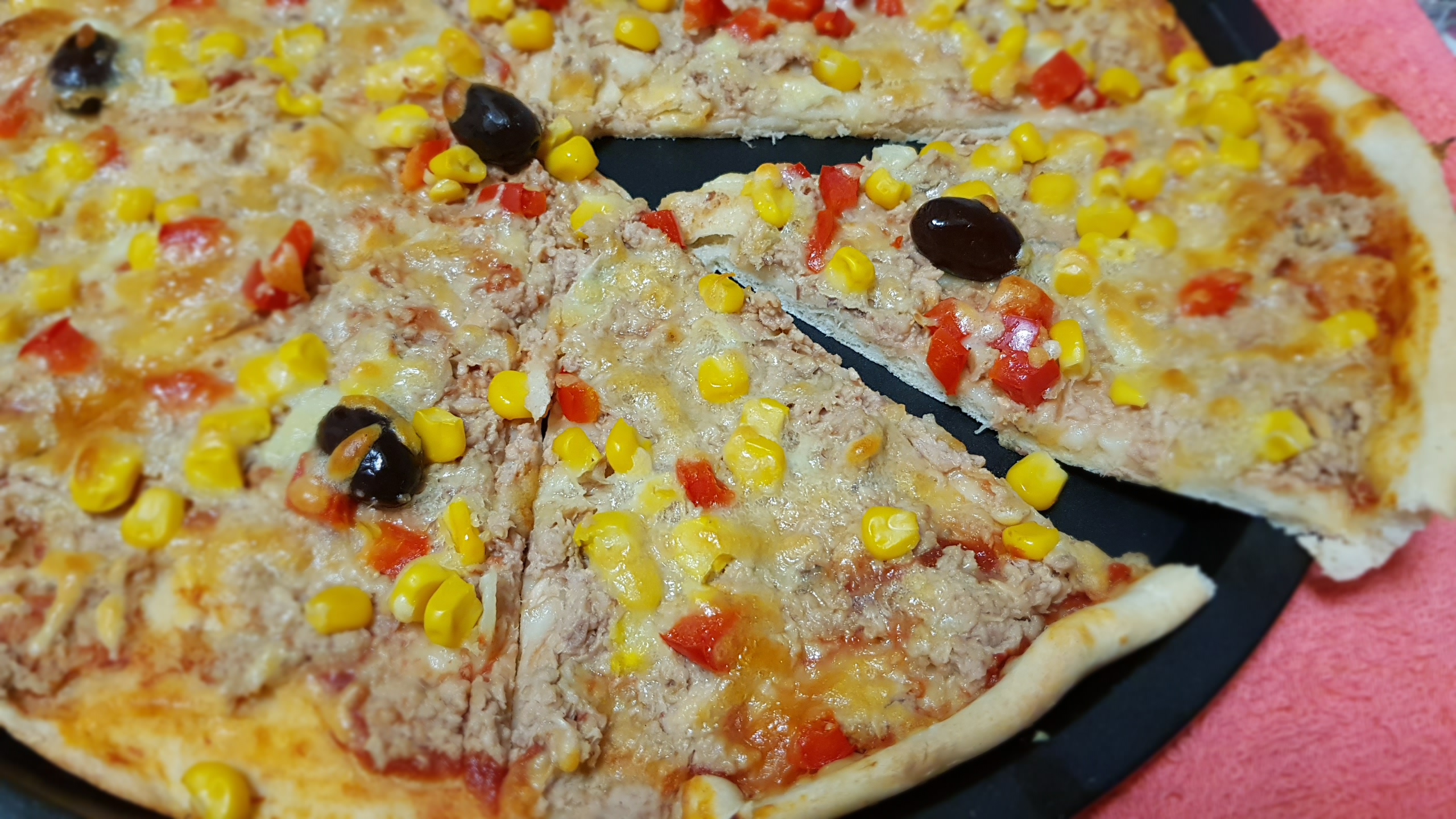 Pizza cu ton si porumb