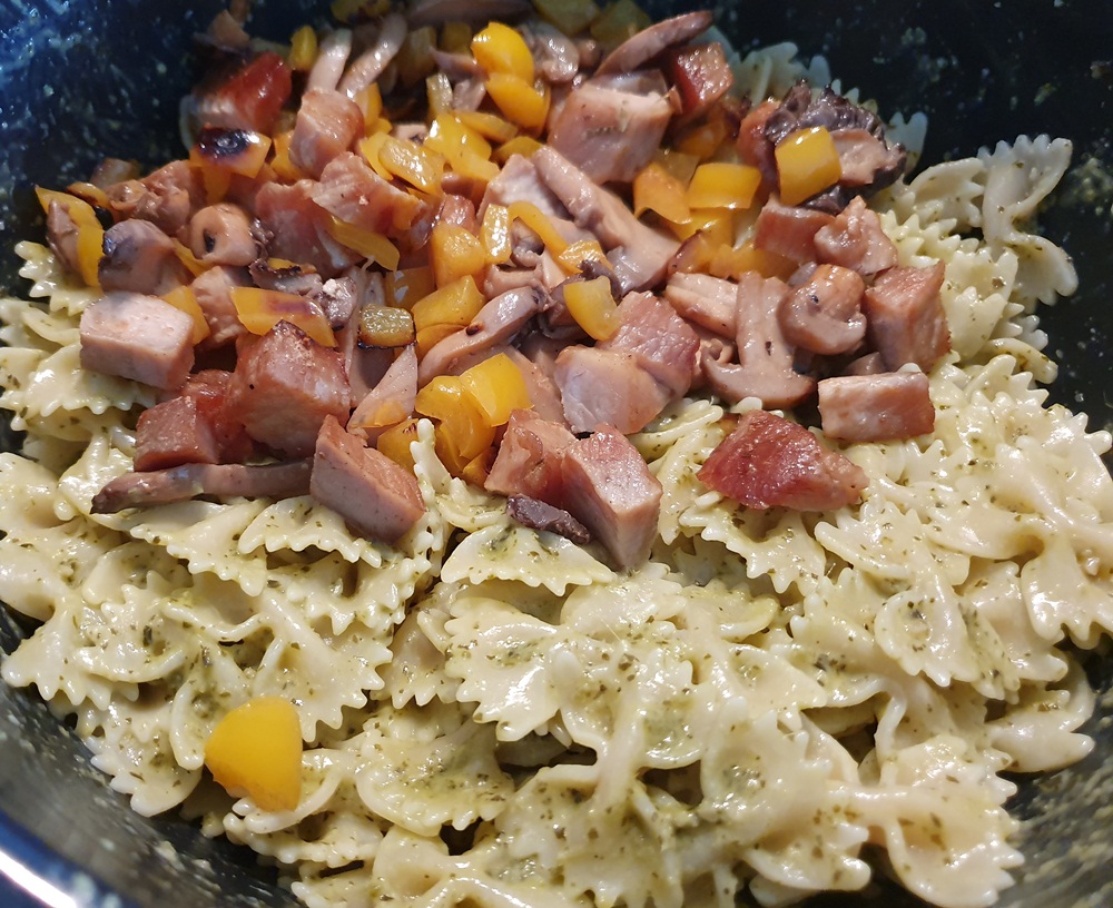 Farfalle cu pui si pesto