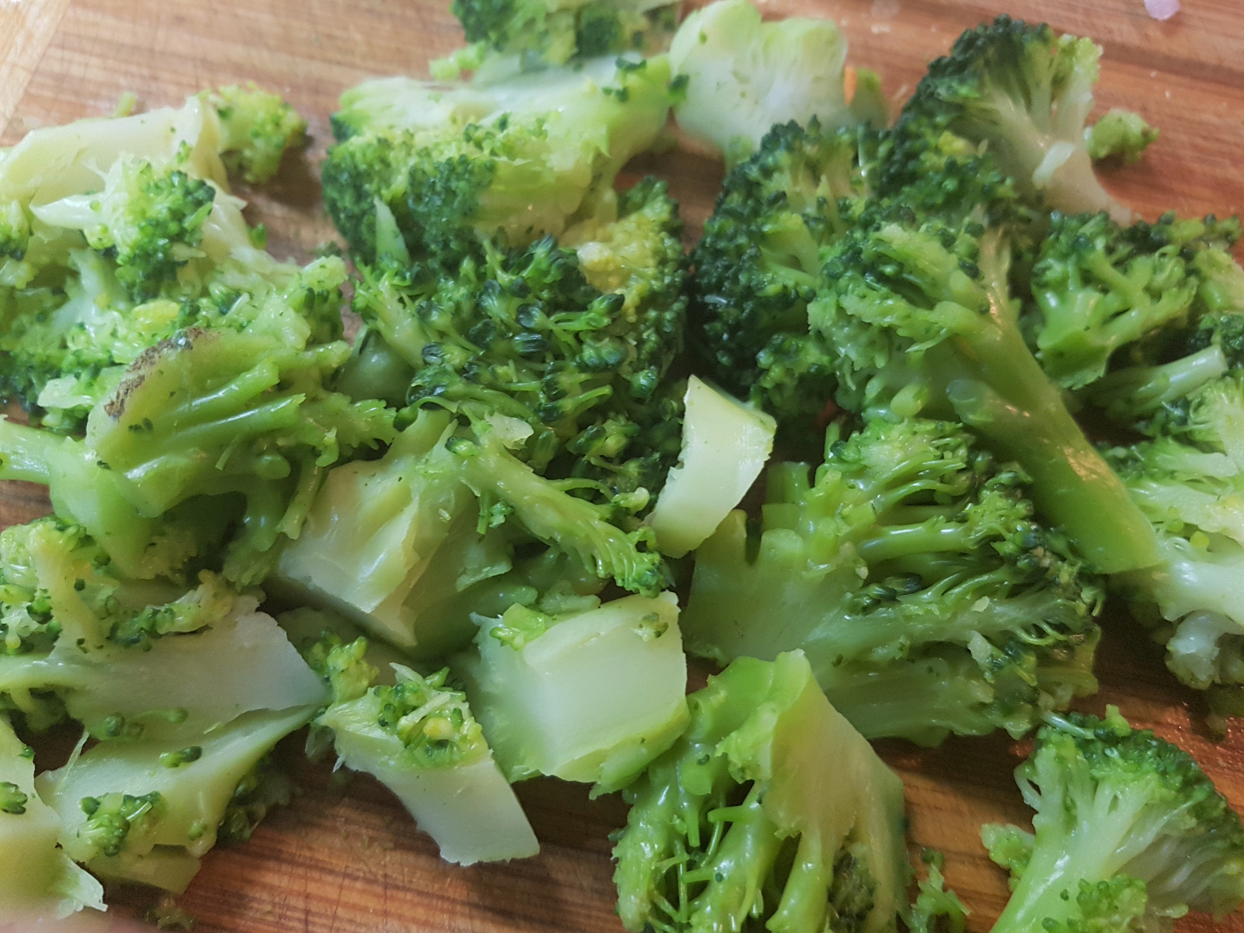 Tagliatelle cu broccoli, cheddar si sticks