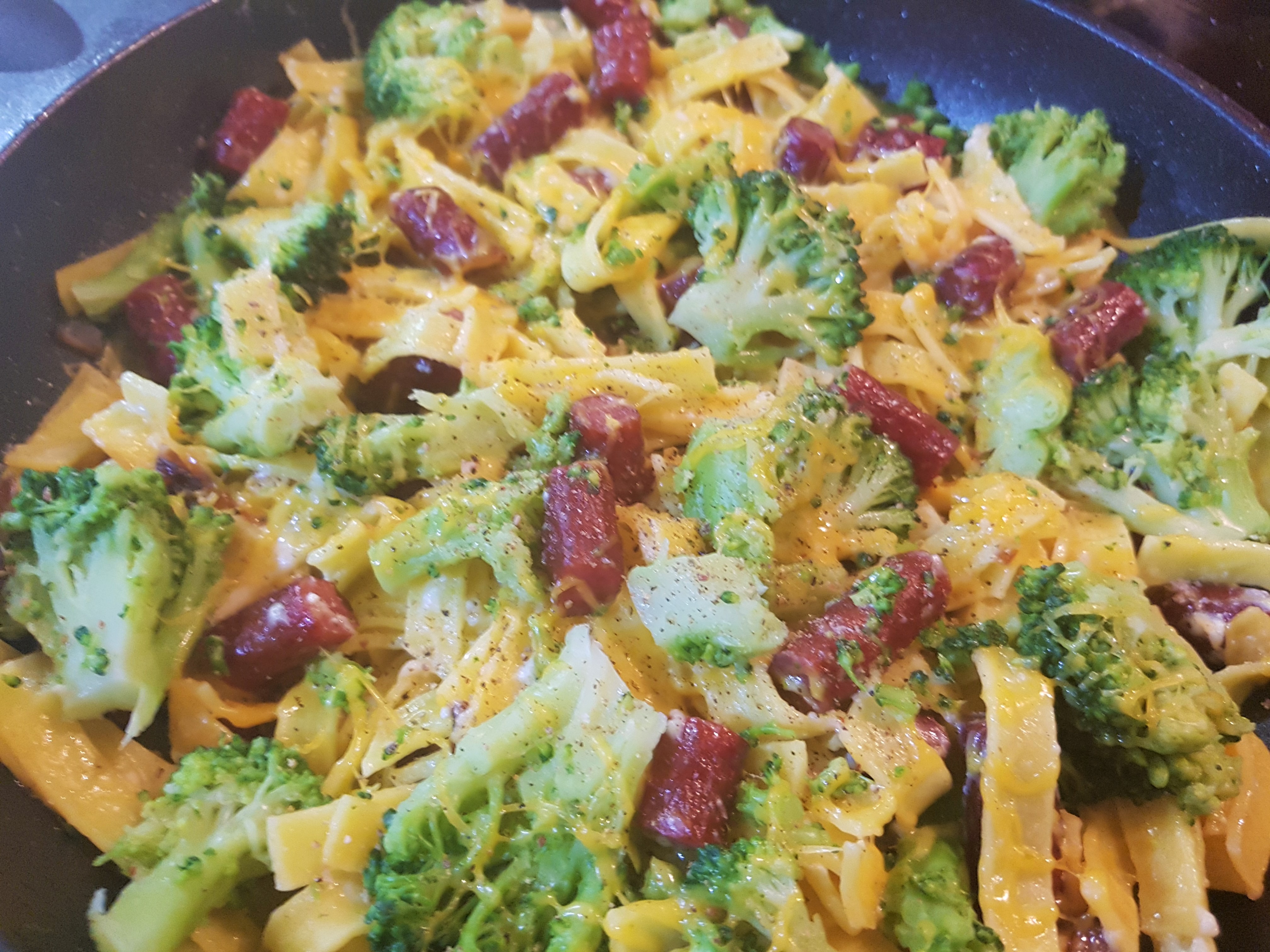 Tagliatelle cu broccoli, cheddar si sticks