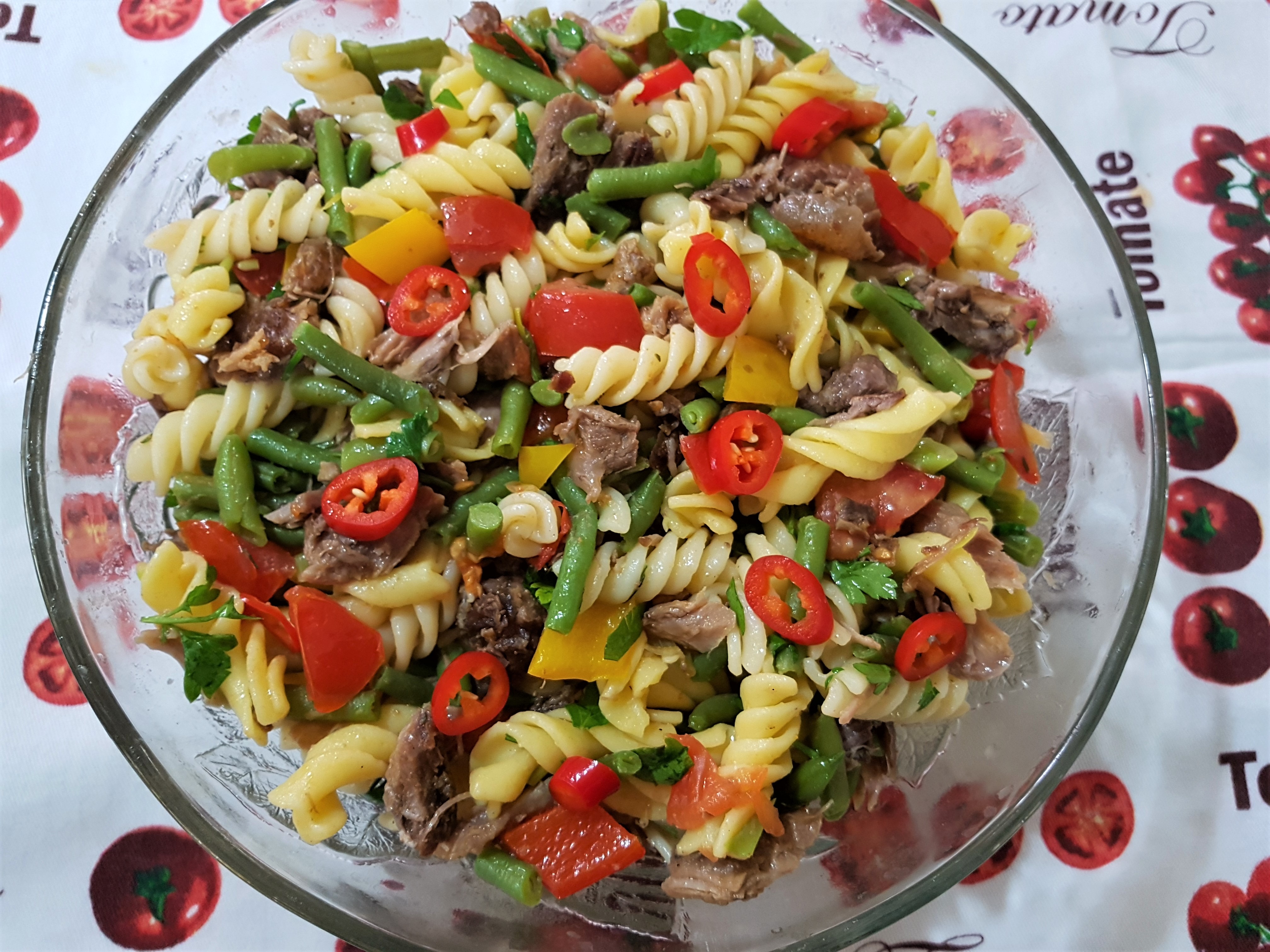 Salata calda cu fusilli, fasole verde si carnita de vitel